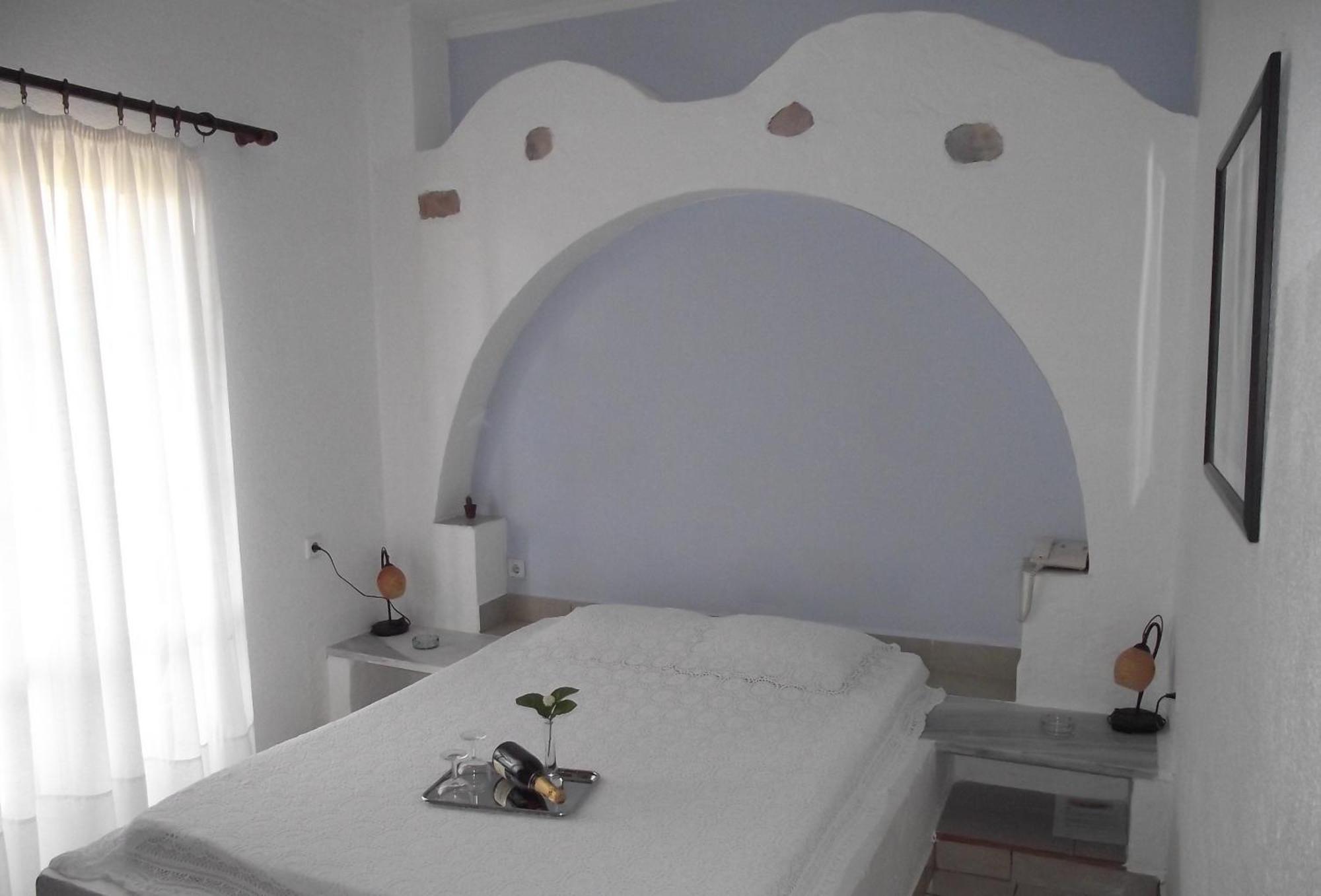 Liogerma Adamantas (Milos)