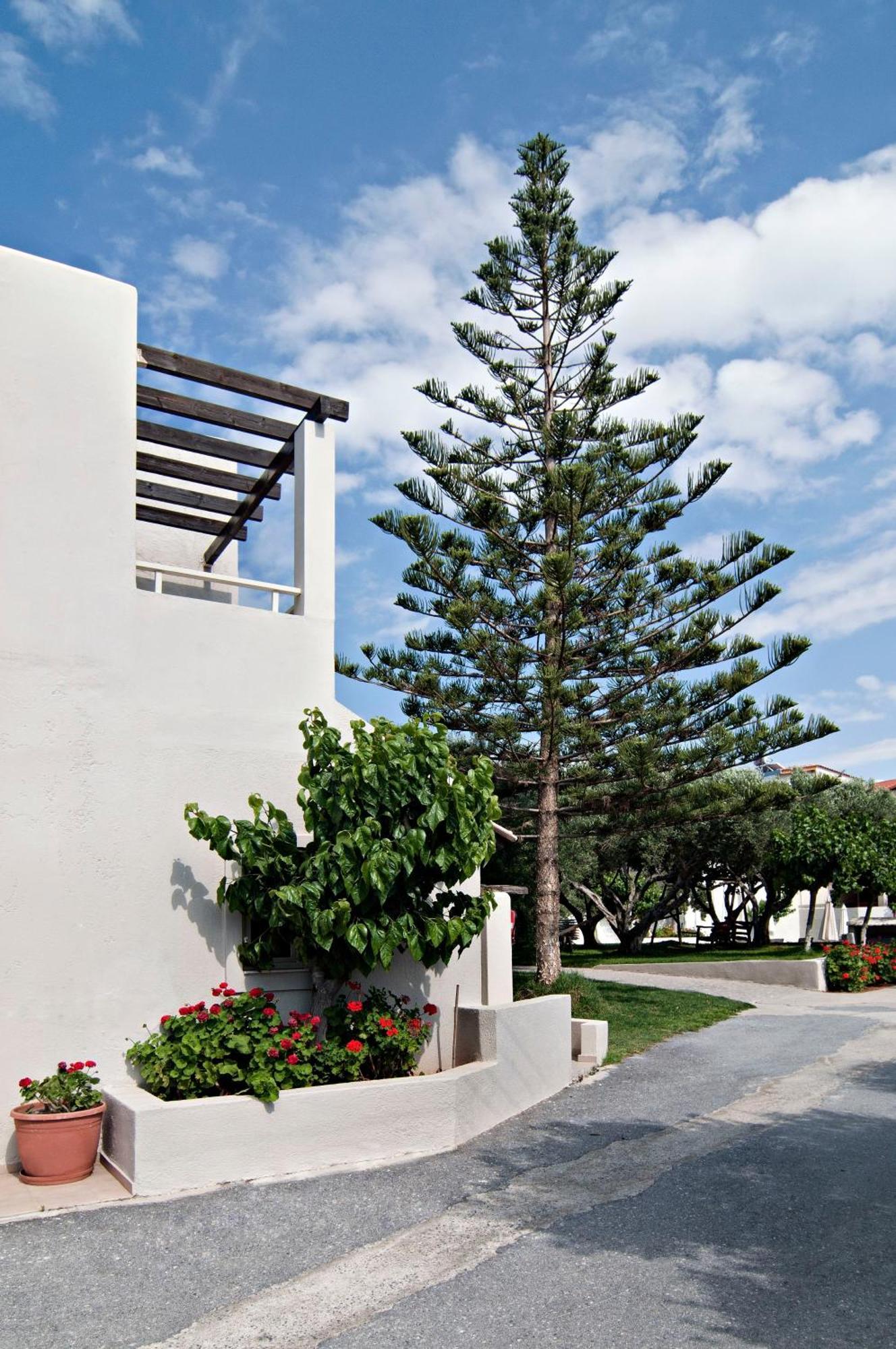 Aparthotel Ourania 3*