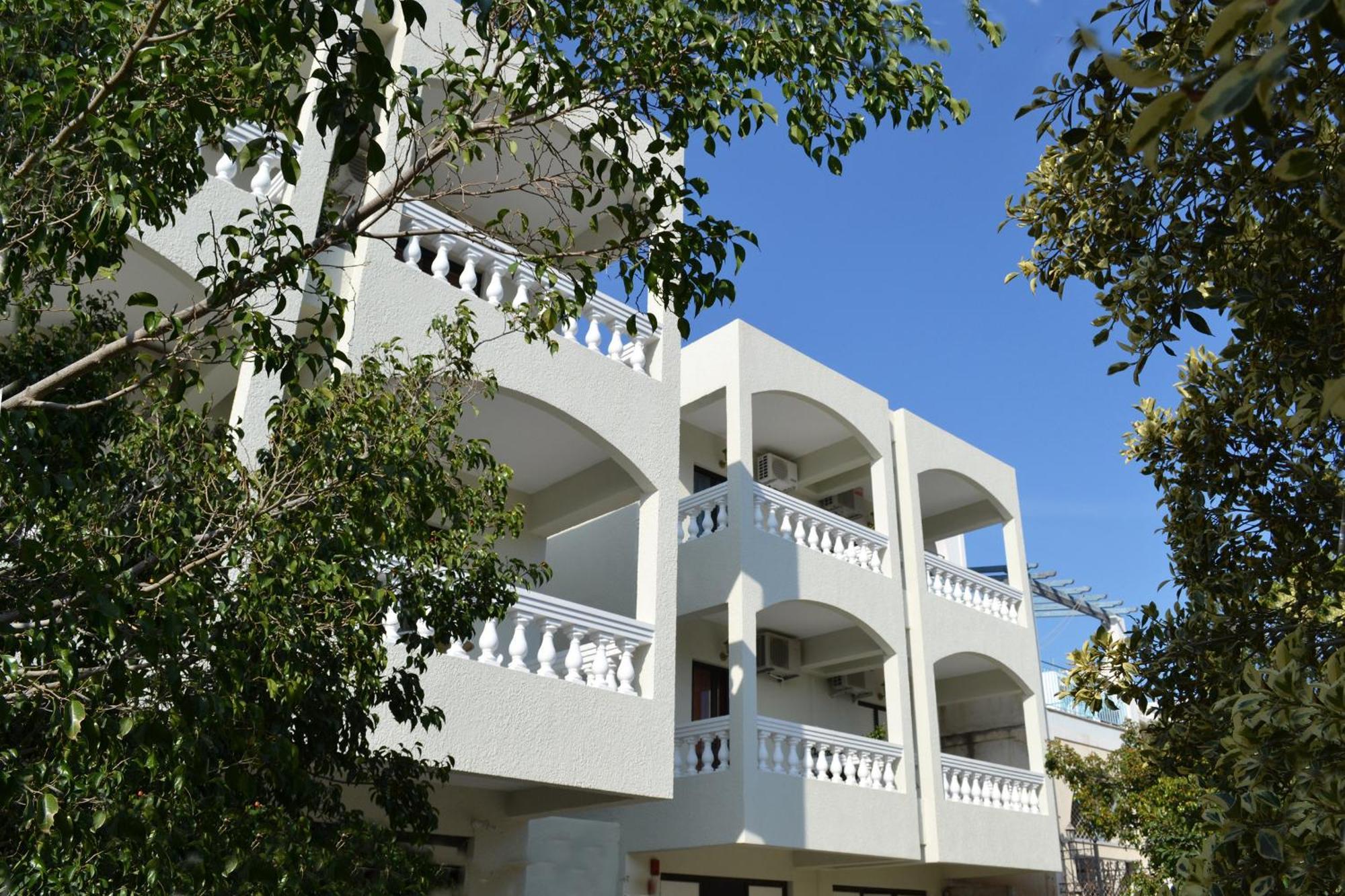To Spiti Tis Eirinis Poros Town