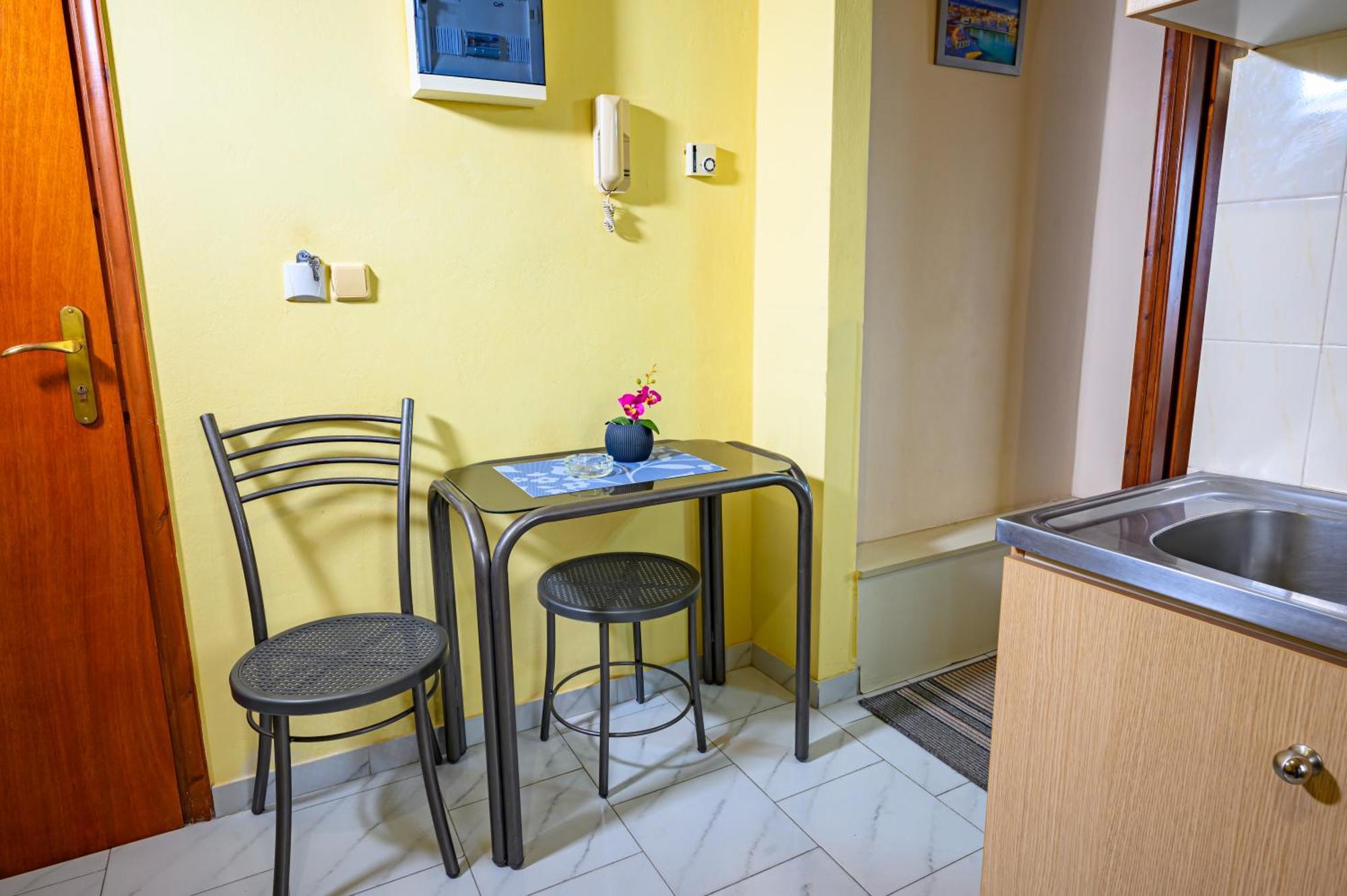 Aparthotel Iliahtida Rovies