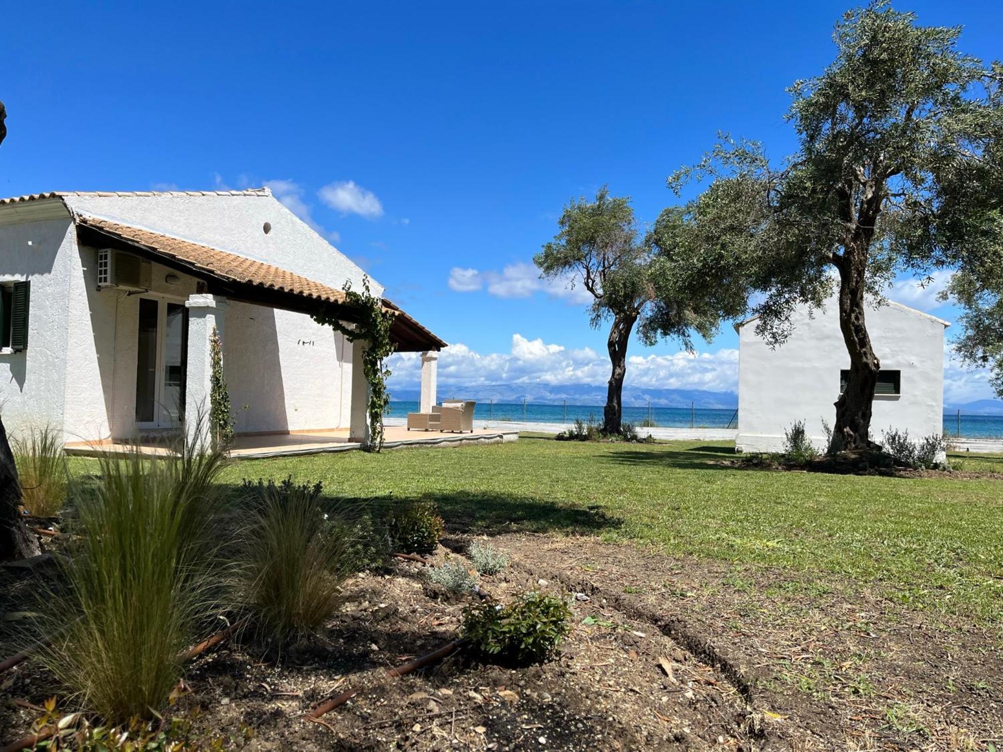 Villa Beachfront With Garden - Valentine Corfu *