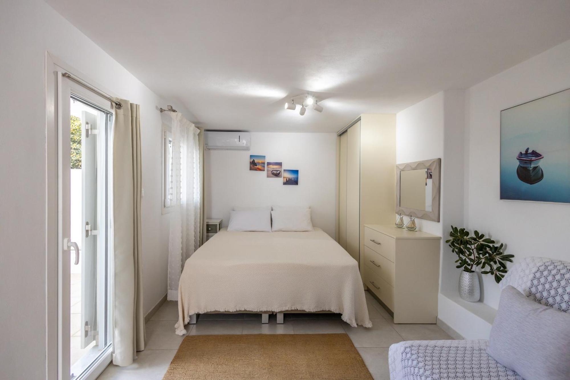 Lydia's West Aliki (Paros)