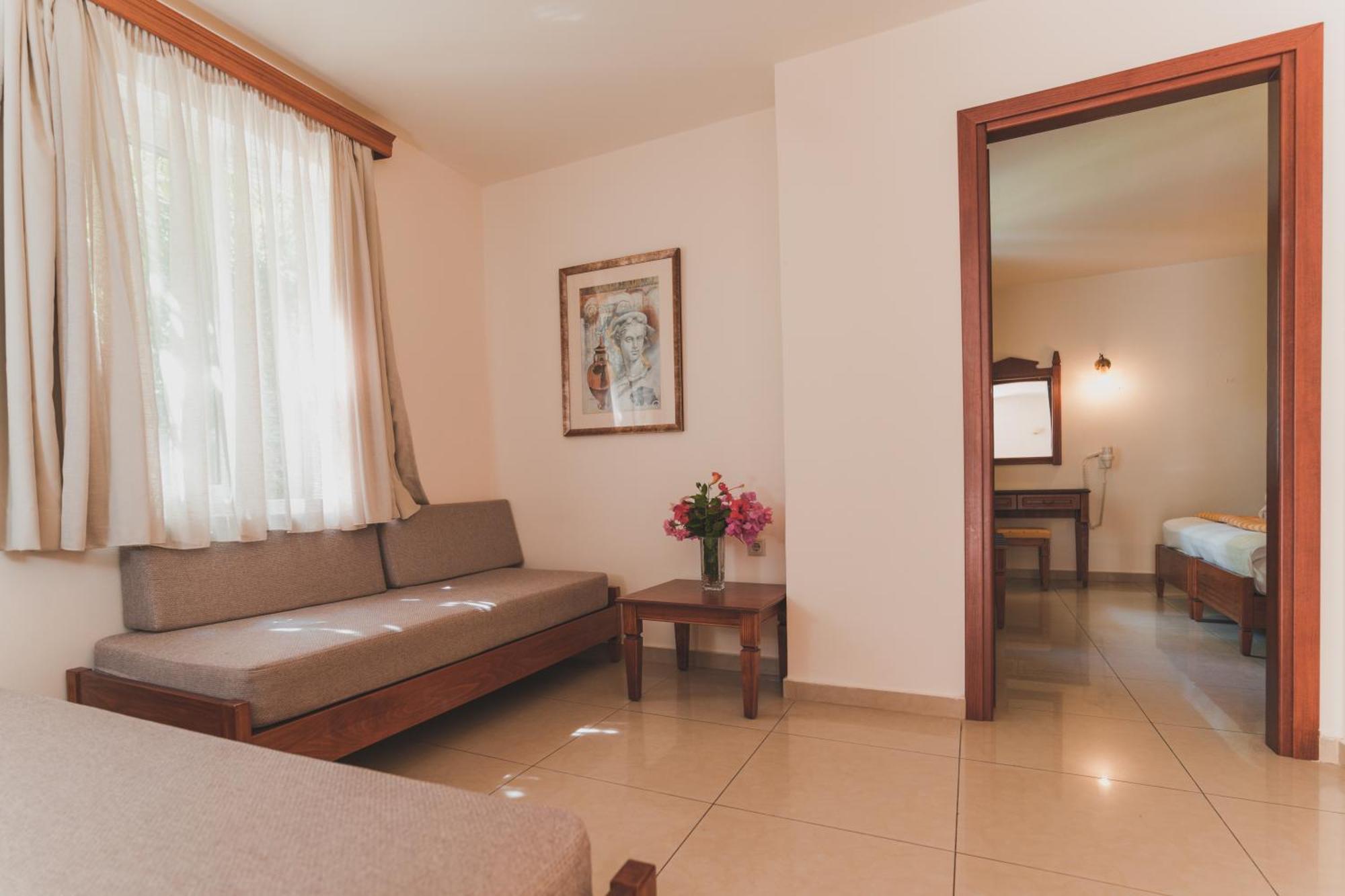Dionyssos Village Aparthotel *