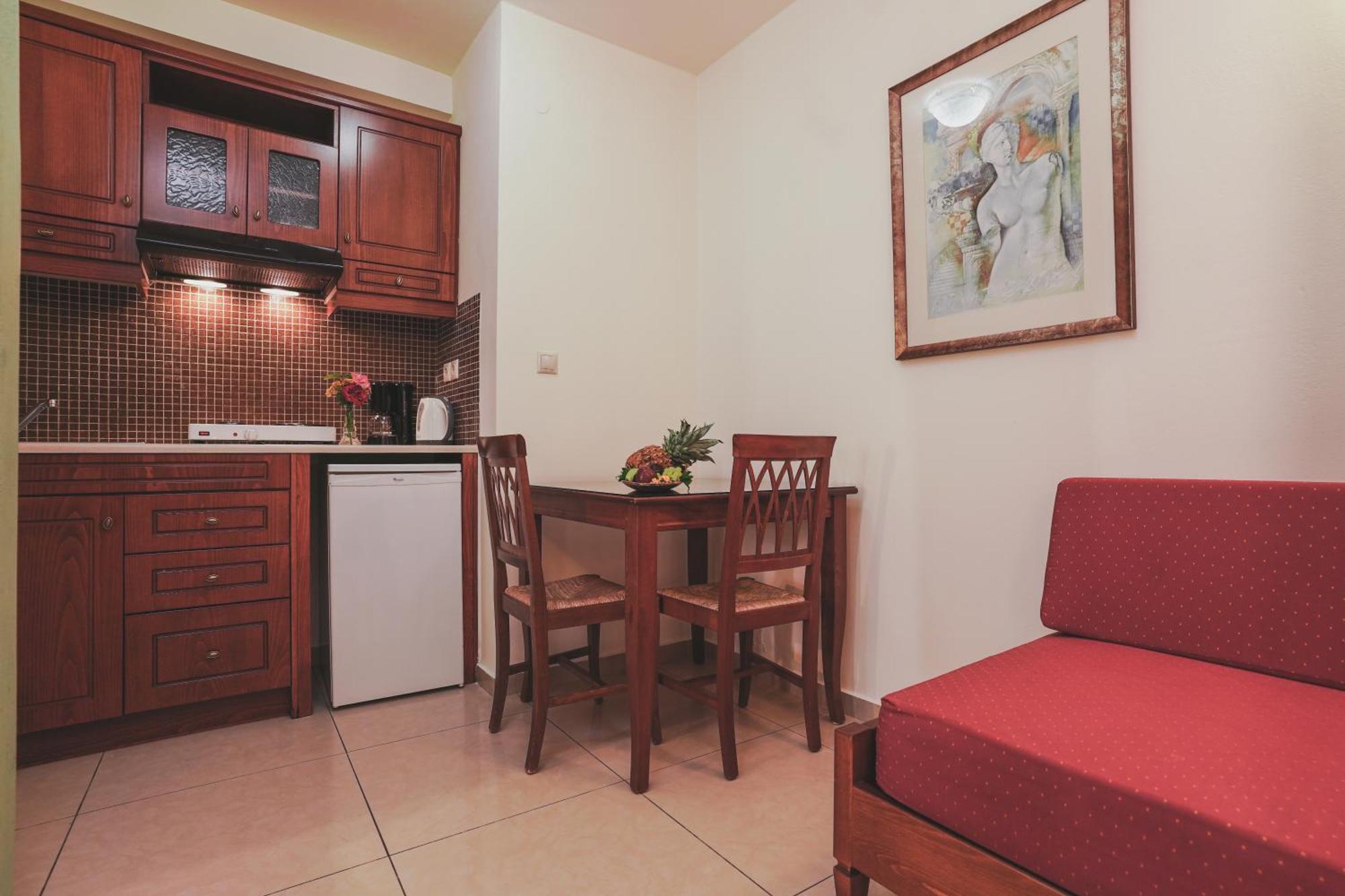 Dionyssos Village Aparthotel *