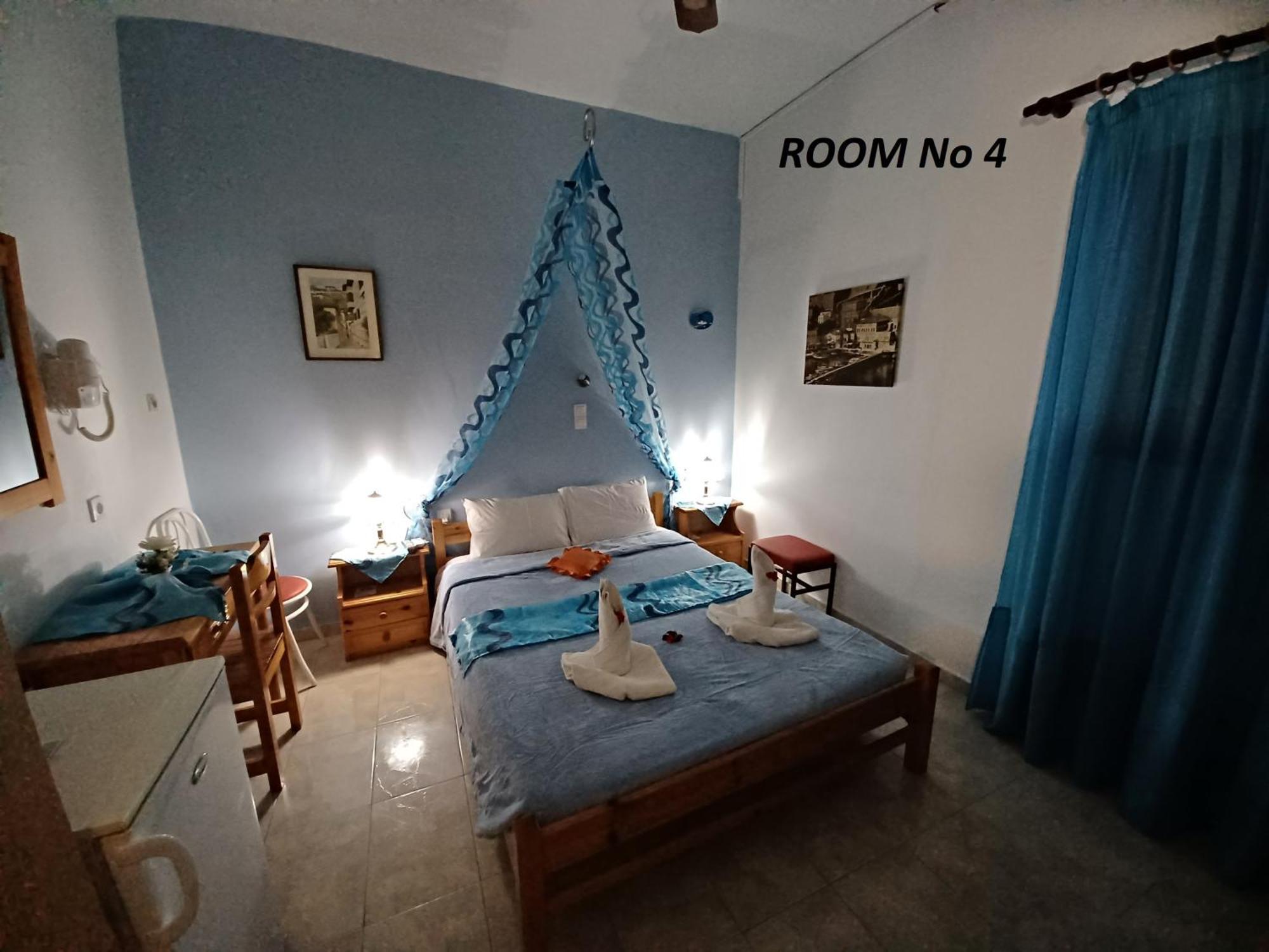 Evelina Pension: Diverse Near Black * Perissa (Santorini)