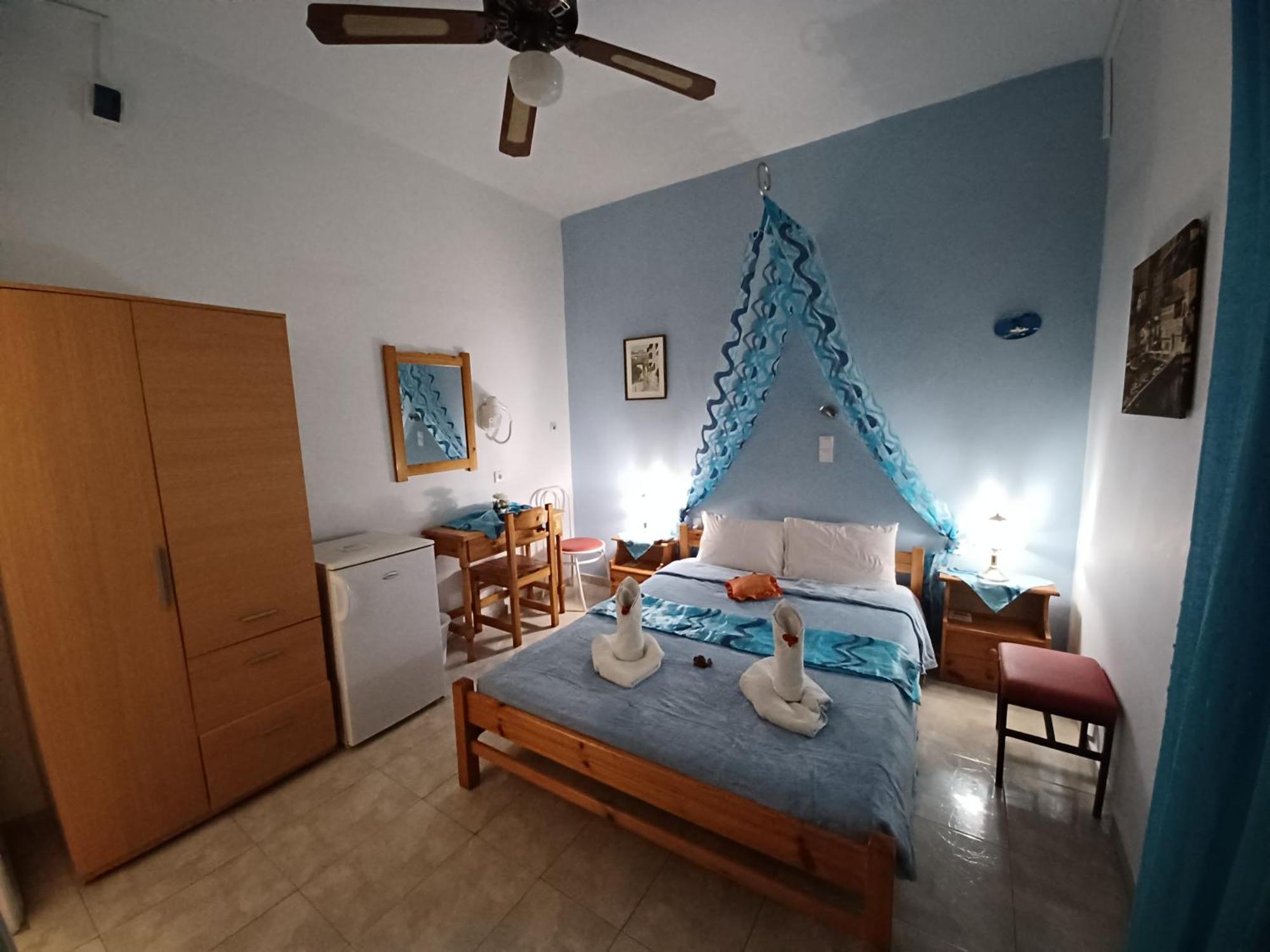 Evelina Pension: Diverse Near Black