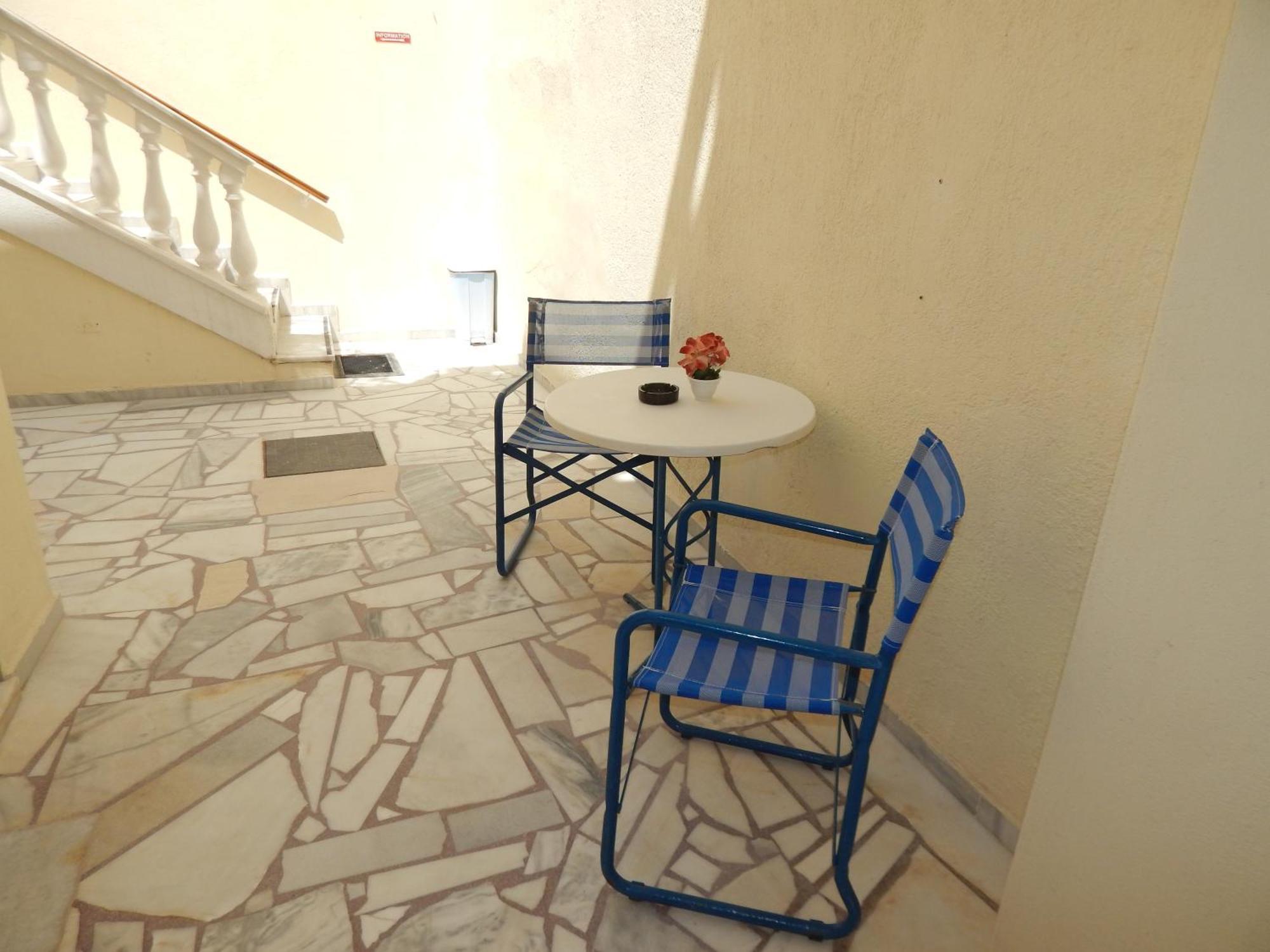 Evelina Pension: Diverse Near Black Perissa (Santorini)