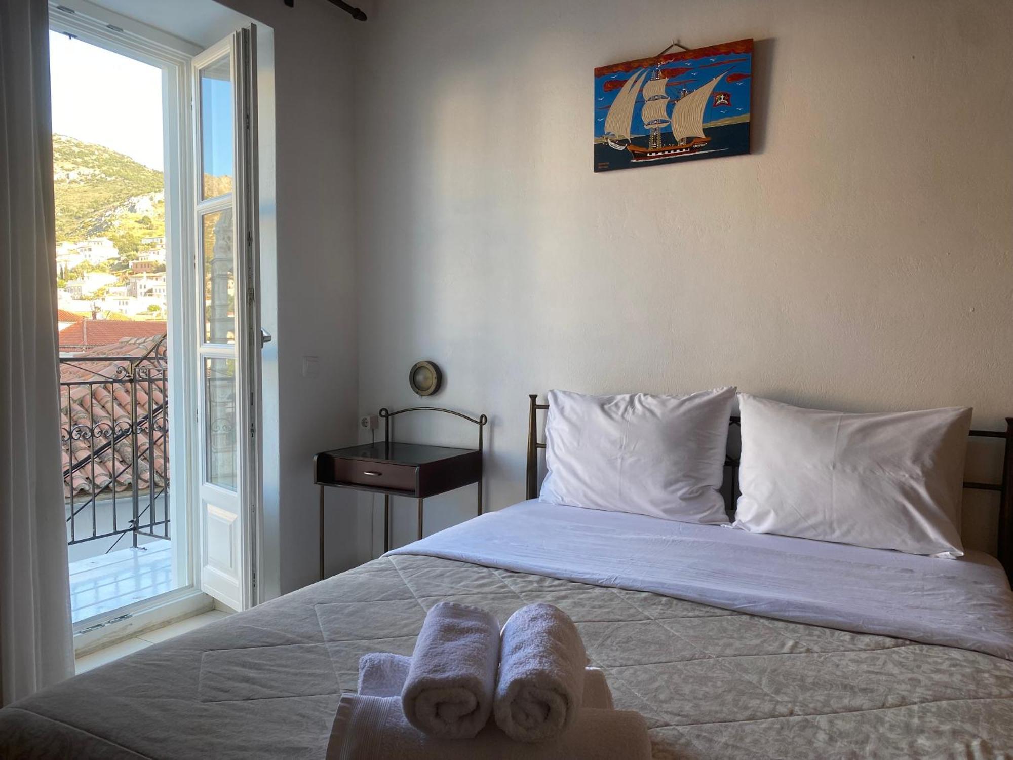 Efie * Hydra (Saronic Islands)