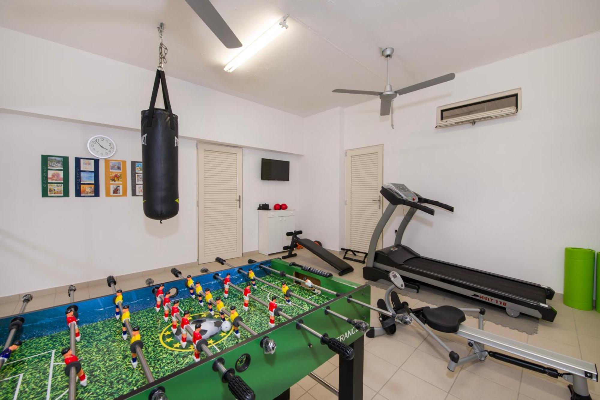 Four Seasons Private - Seaview - Big Heated Pool - Gym - Sport Activities *