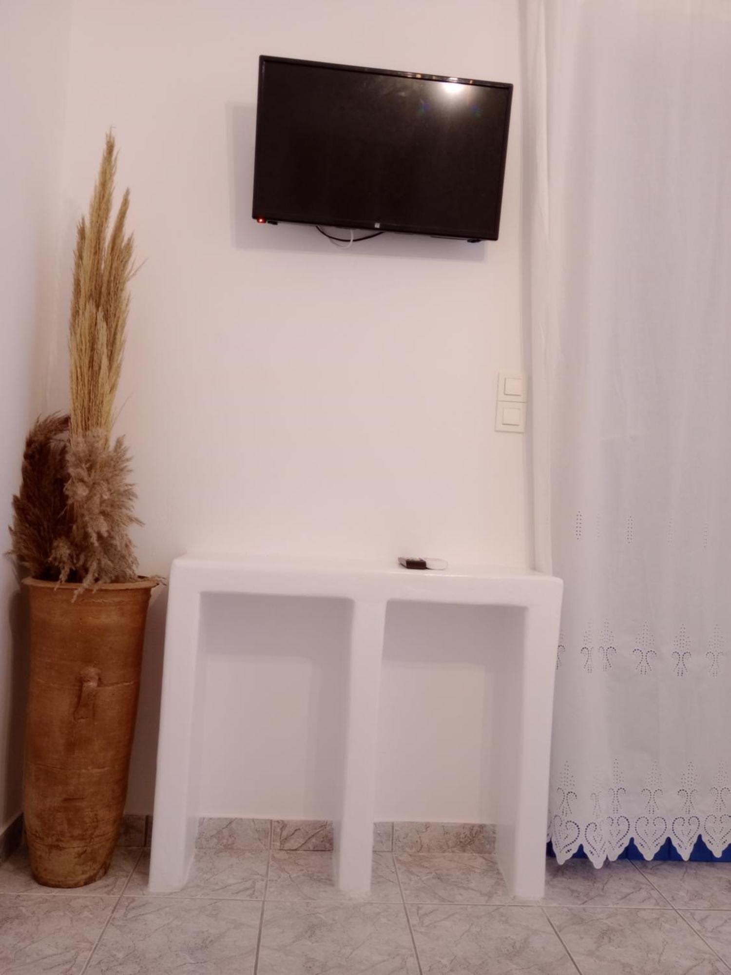 Meltemi Room's And Studios Apartment