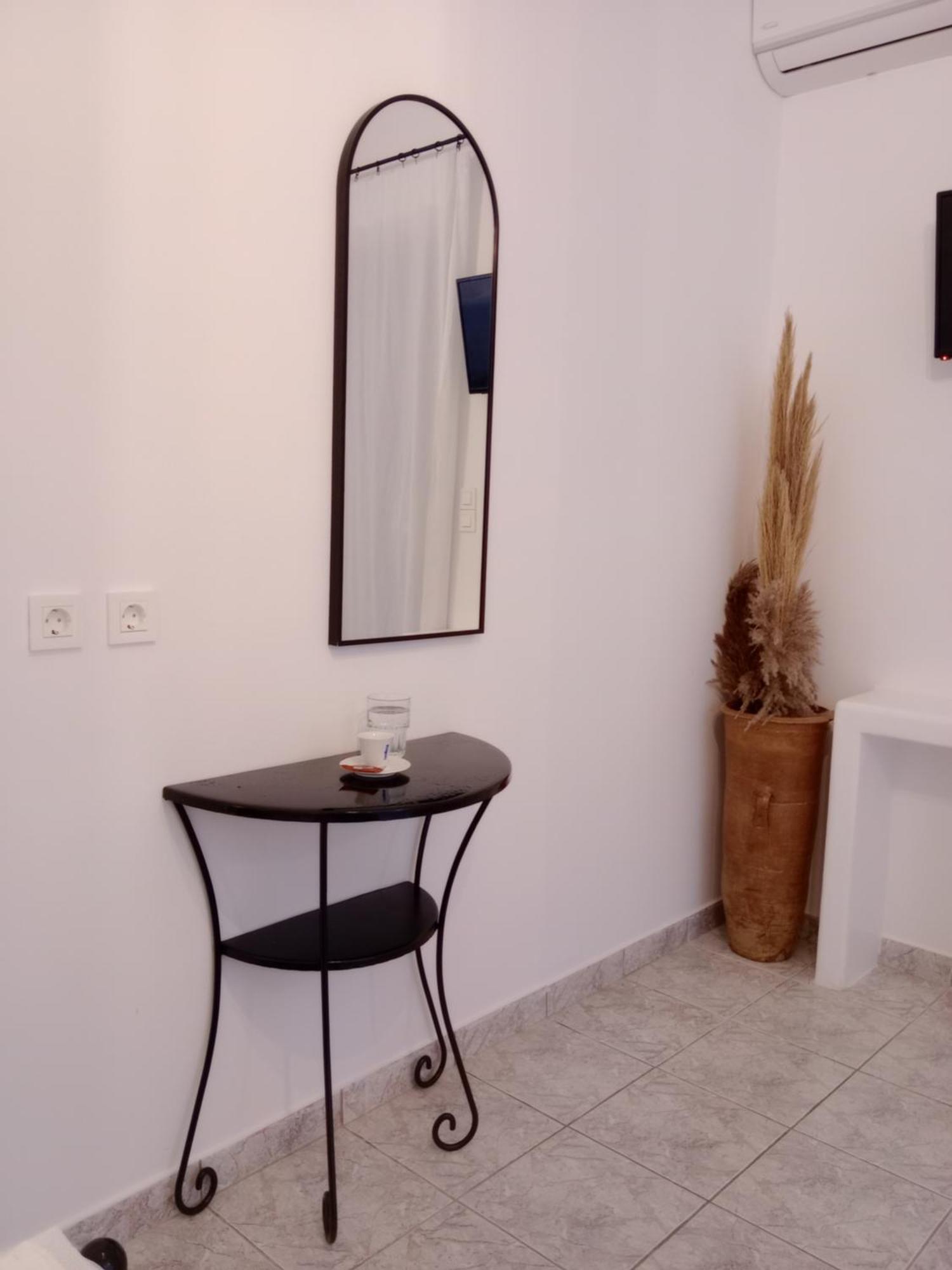 Meltemi Room's And Studios *