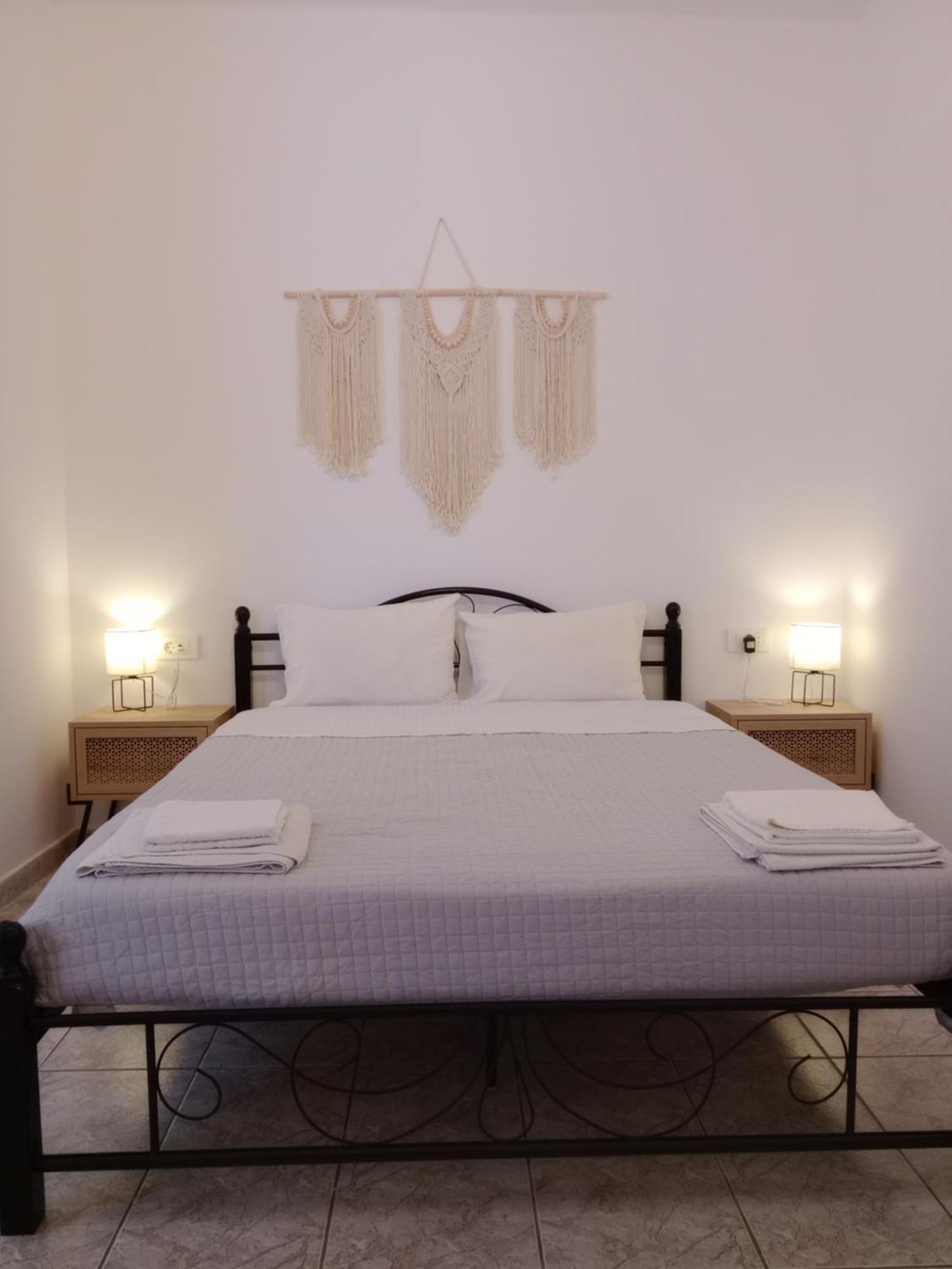 Meltemi Room's And Studios * Anafi
