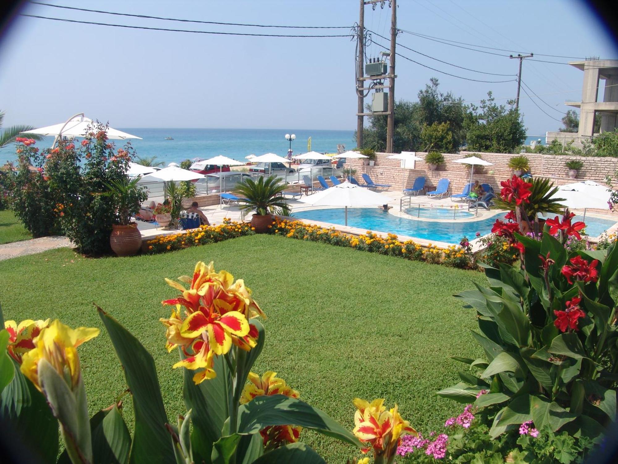 Aparthotel Haris And Paralia Vrachou