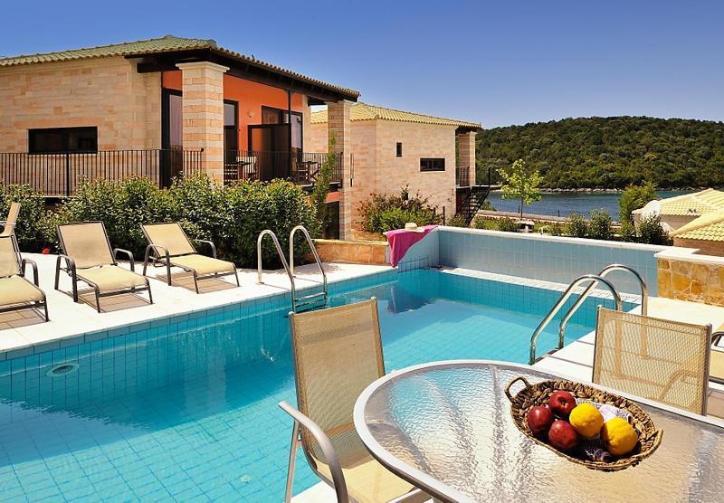 Aparthotel Ornella & 4*