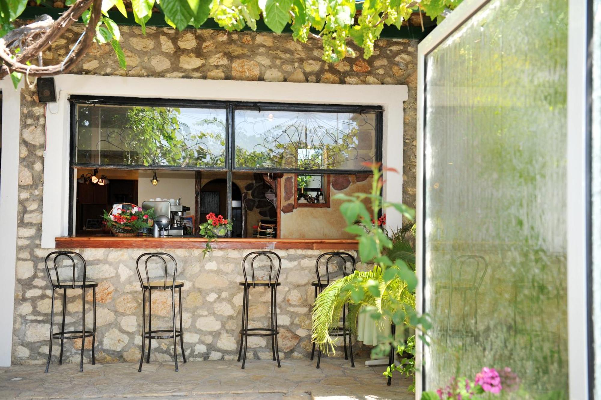 Logan's 2* Nydri (Lefkada)