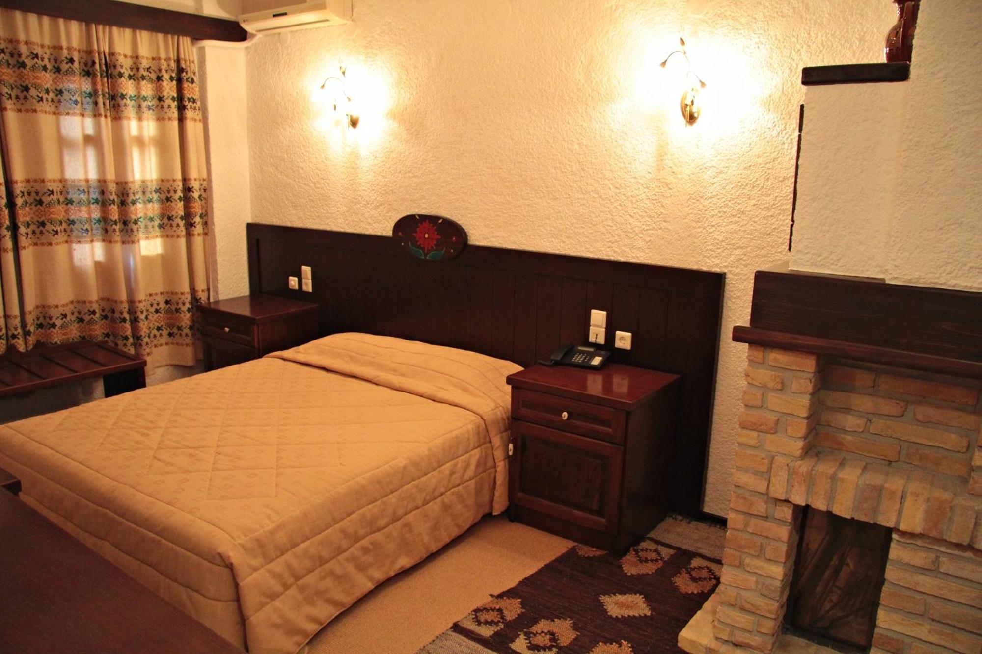Hotel Taxiarches 3*