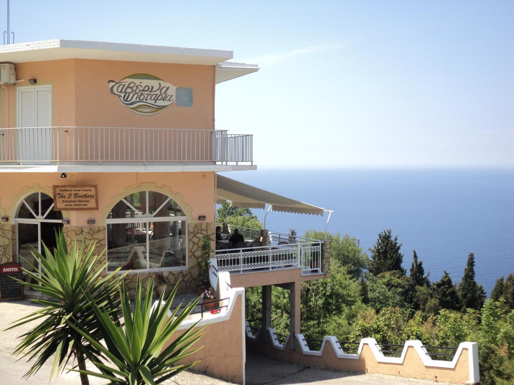 Guest house The 3 Brothers Afionas
