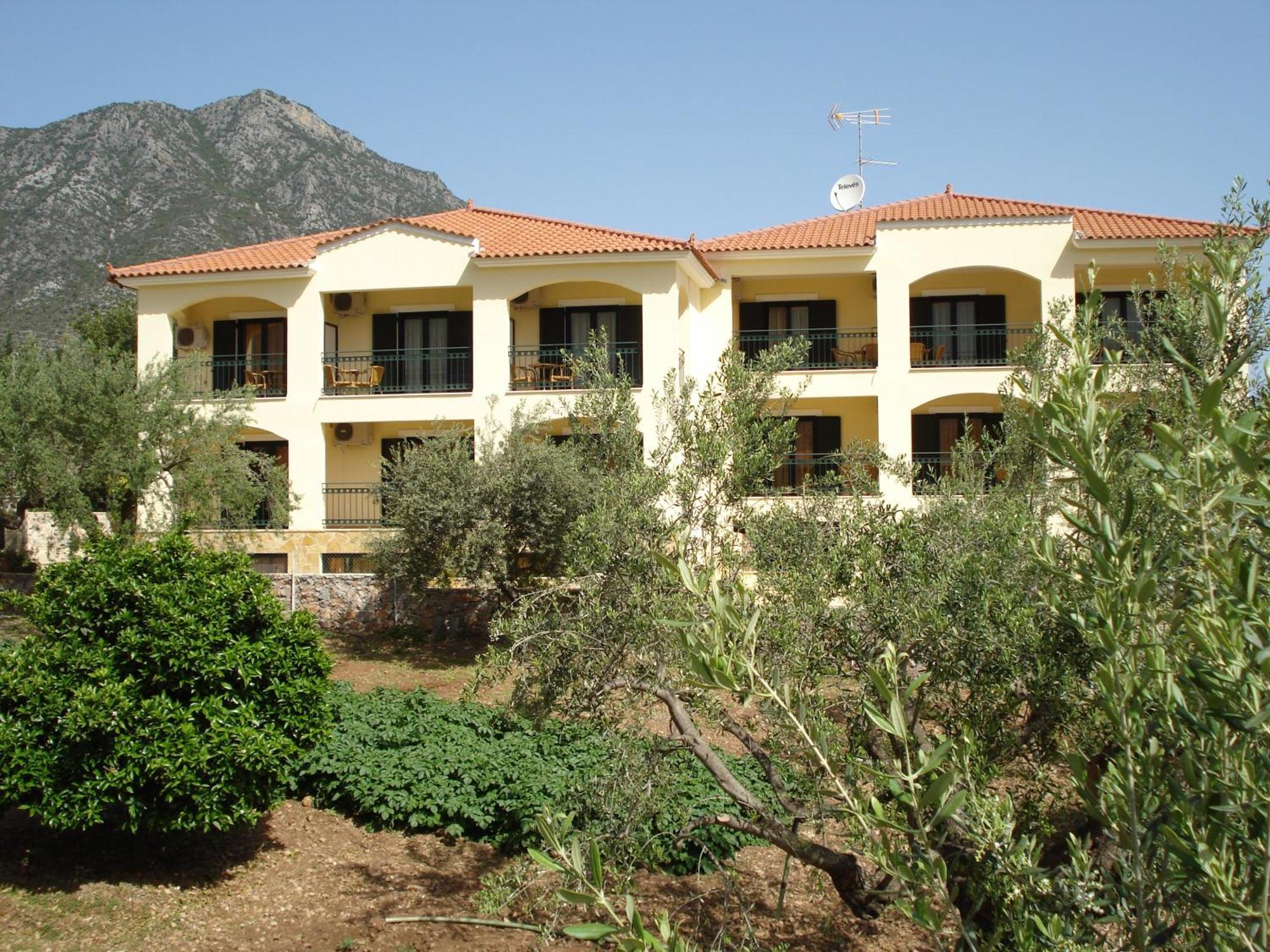 Patelis Aparthotel Poulithra