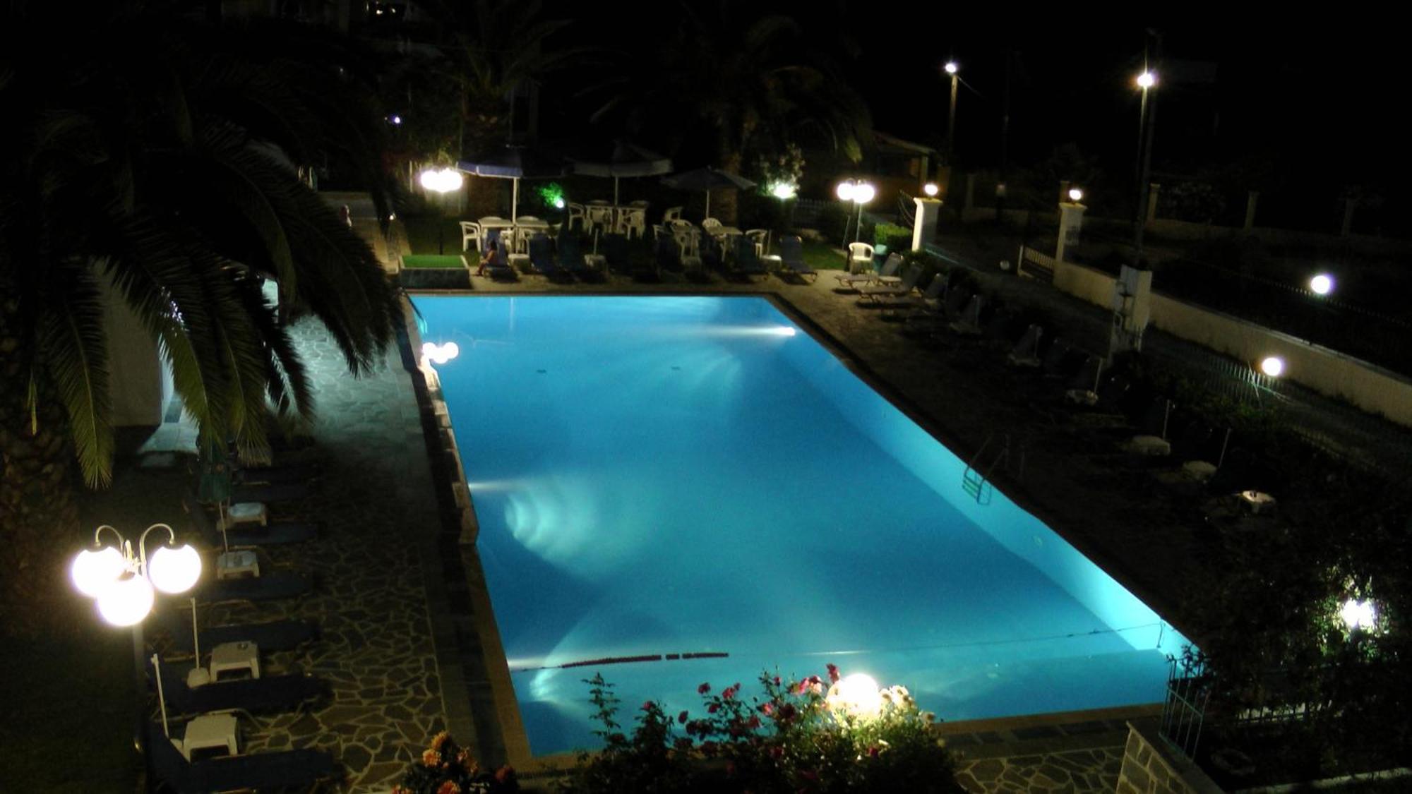 Aparthotel Tria Adelphia 2*