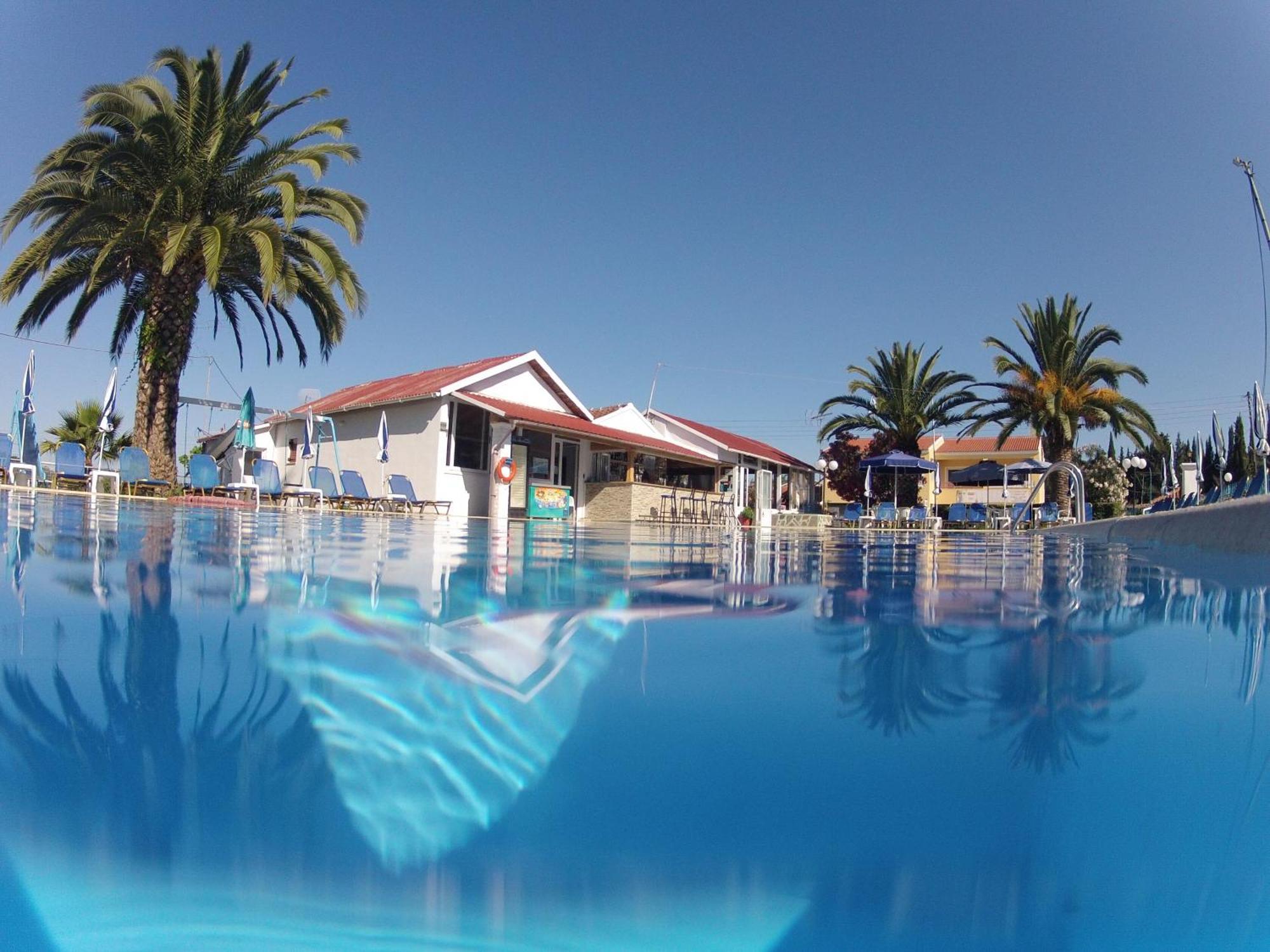 Tria Adelphia Aparthotel 2*