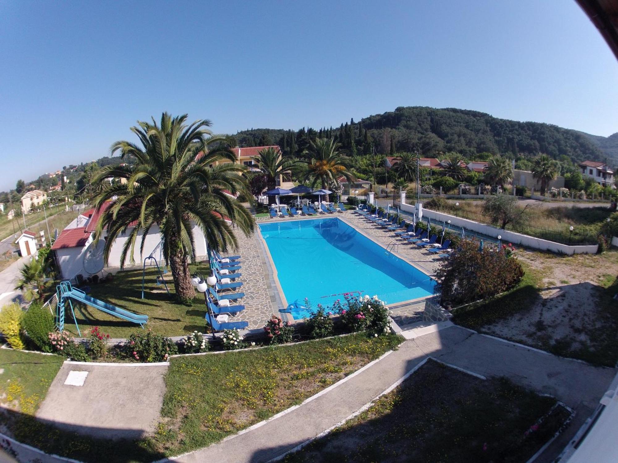 Aparthotel Tria Adelphia 2*
