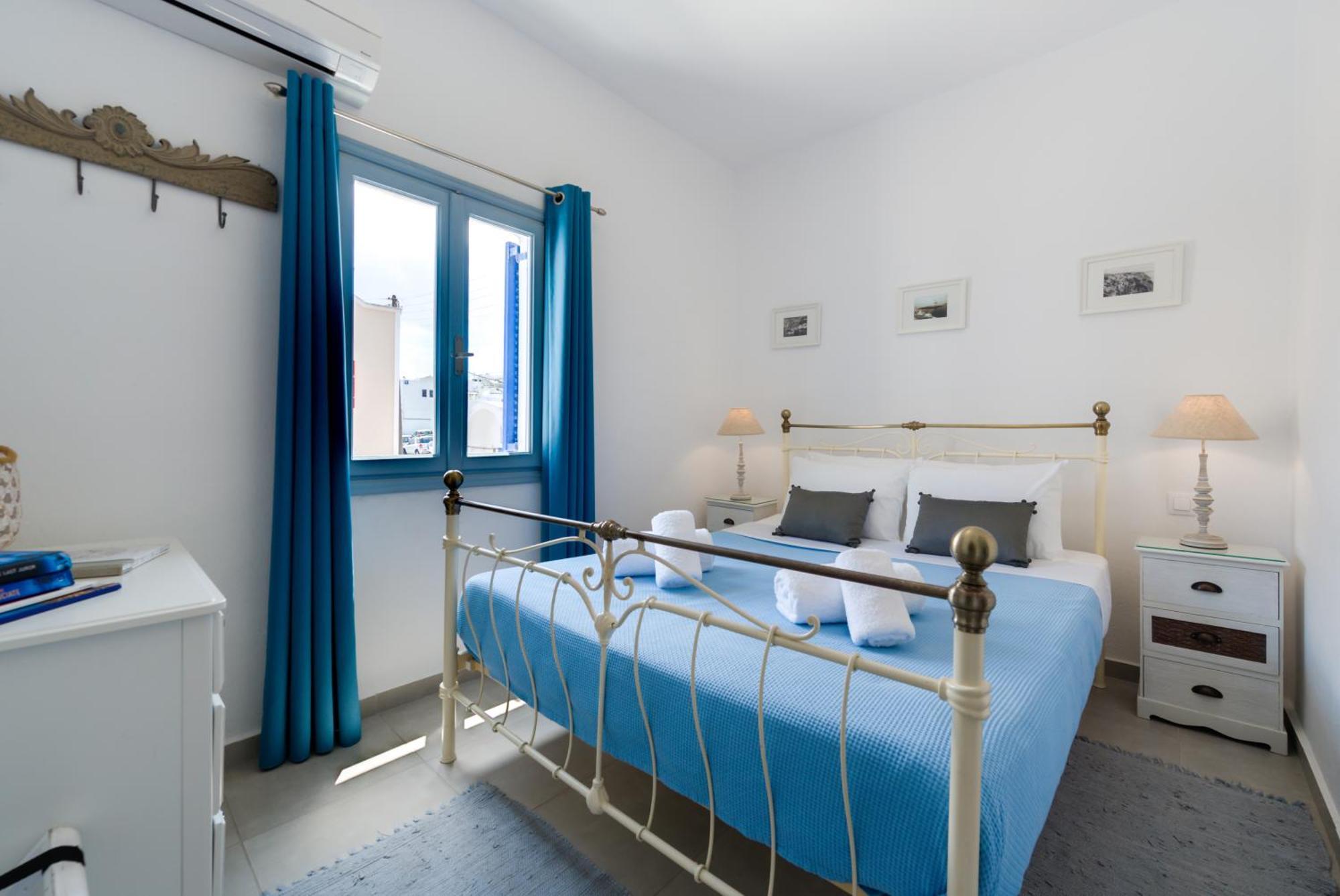 Folia * Fira (Santorini)