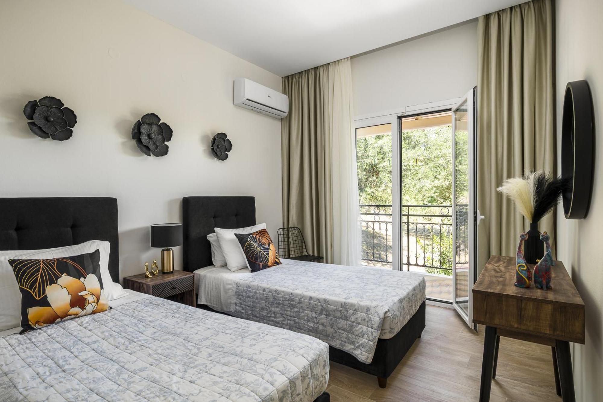 Pool Apartments, Elena & Maria By Konnect Apartment