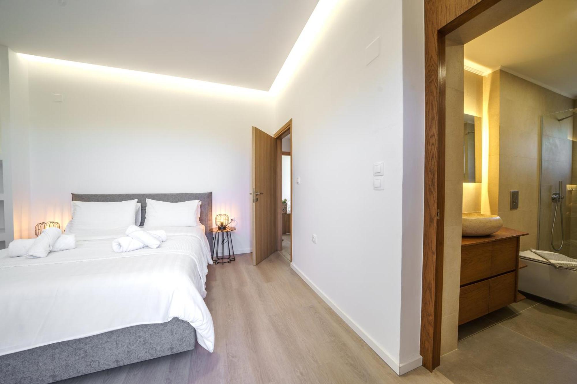 Marian With Private Swimming Pool & Jacuzzi Villa