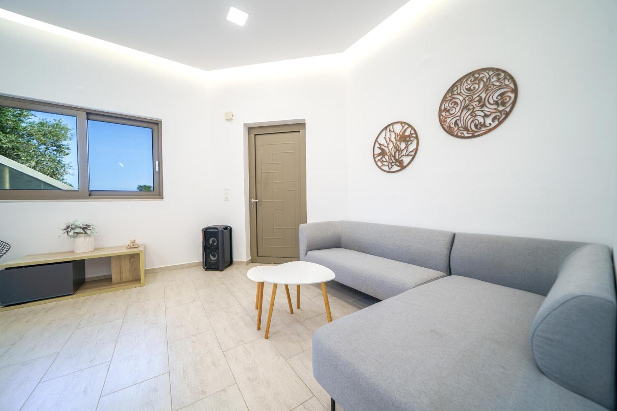 Marian With Private Swimming Pool & Jacuzzi
