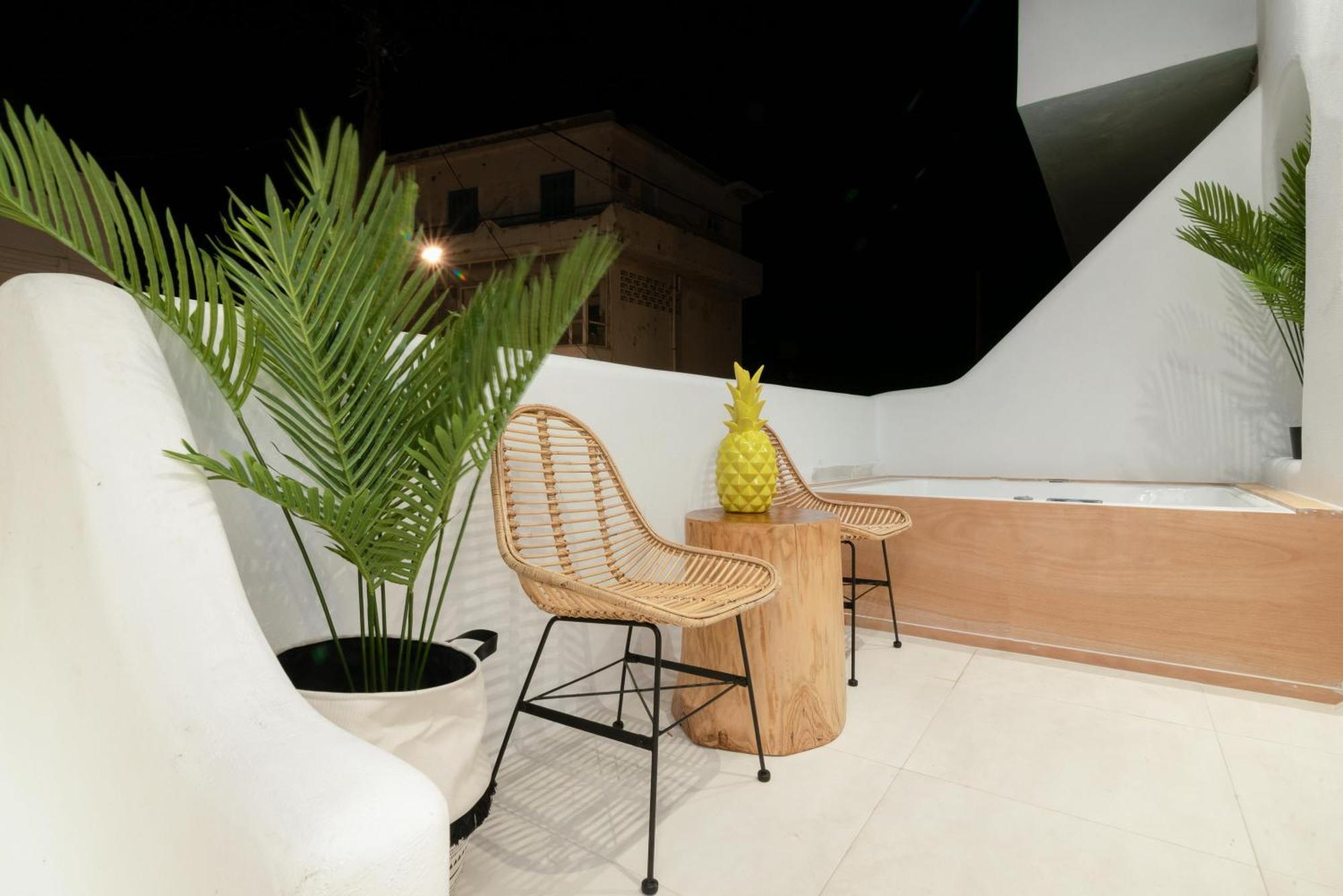 Portara Seaside Luxury Aparthotel