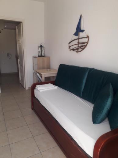 Leon Lux Perivolos (Santorini)