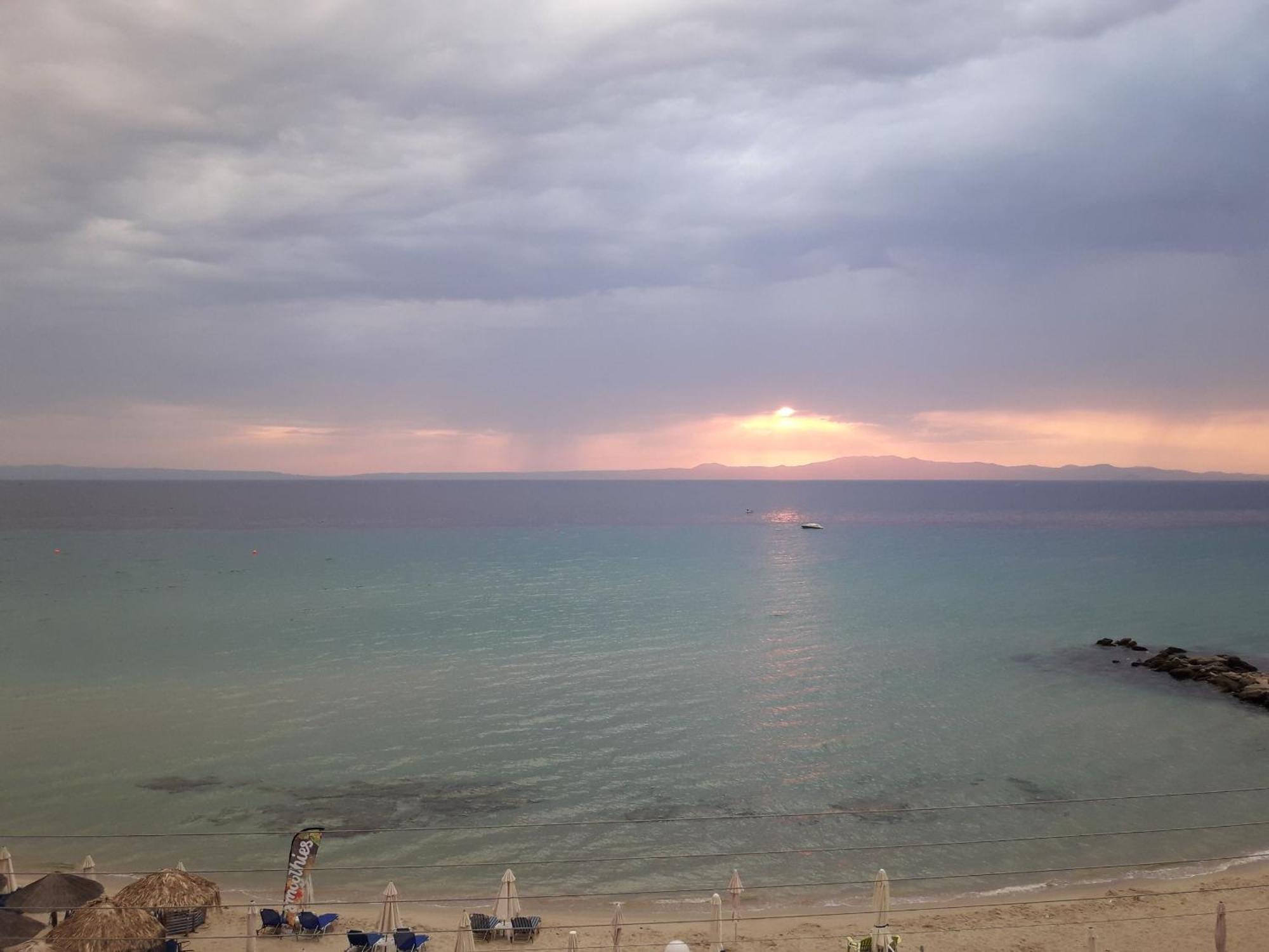 Seaside Apartment,just On The Beach, Unique View Holiday home *