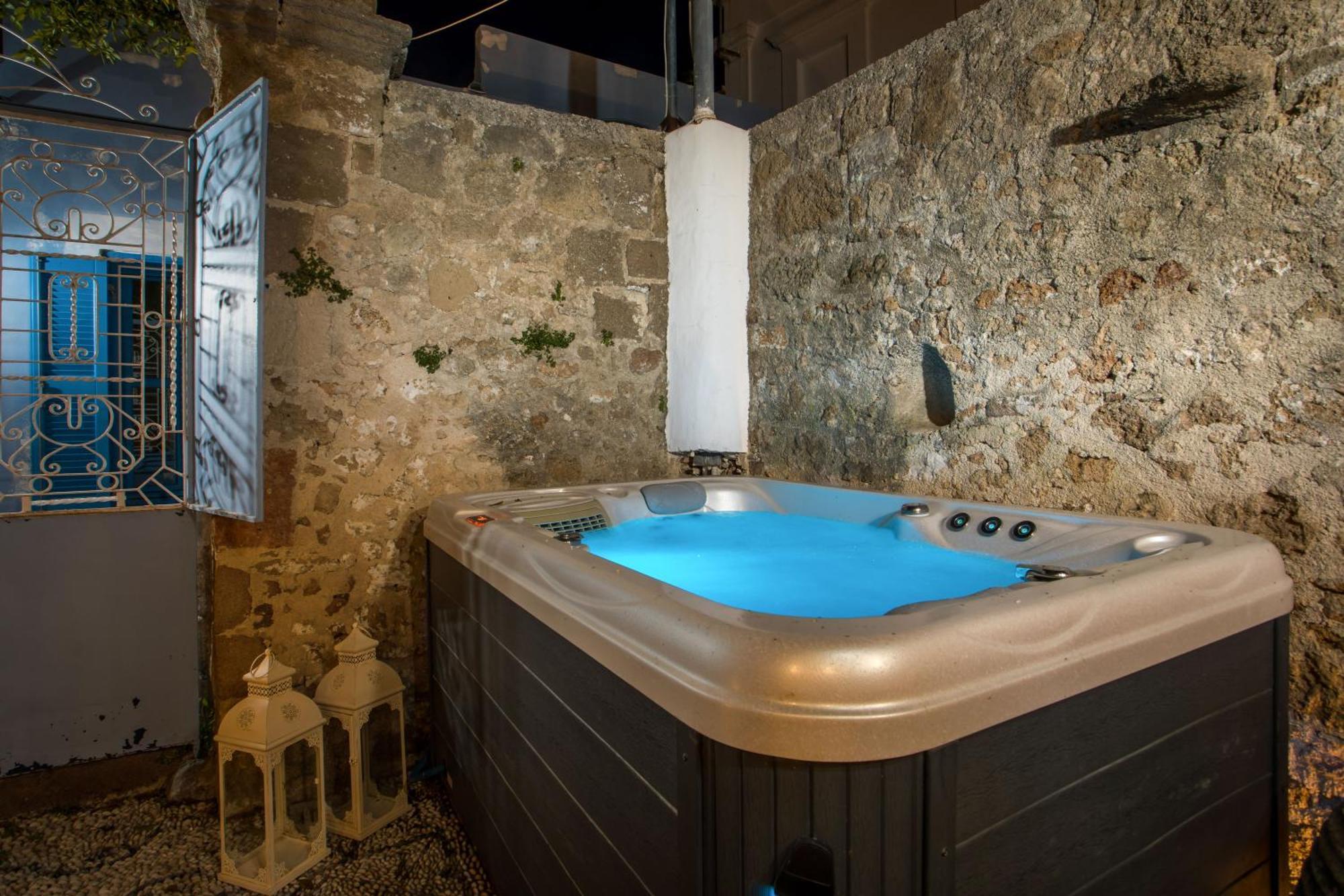 Holiday home Mandarin Traditional House With Outdoor Jacuzzi