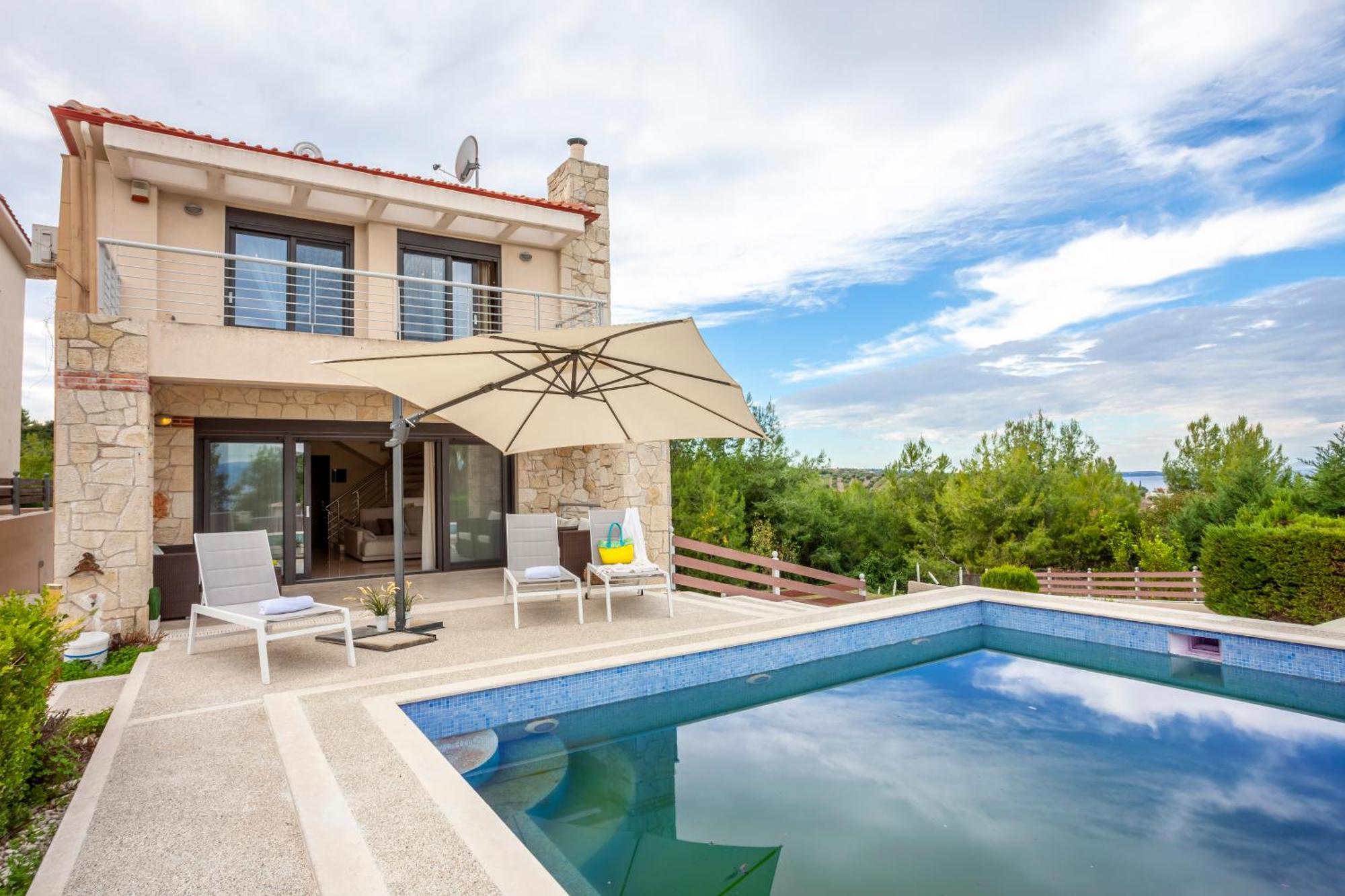 Perfect View Deny With 6 Bedrooms And Heated Pool Villa