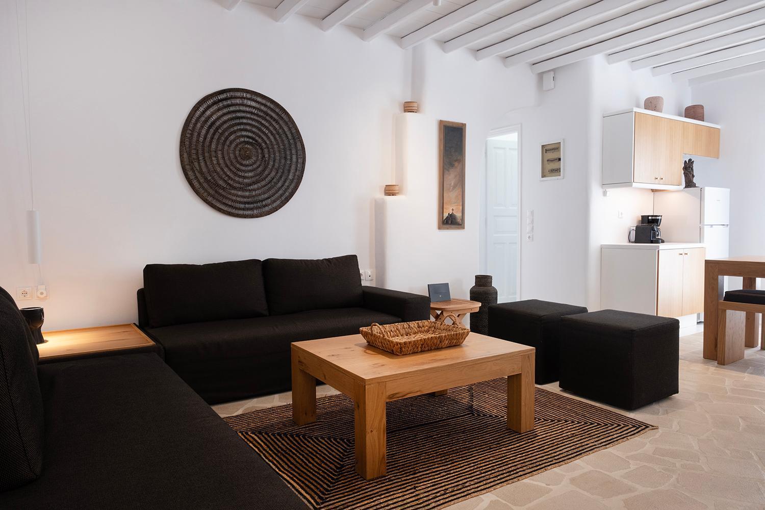 Mykonian Style W Shared Pool & Nighttime Security Guard Apartment *