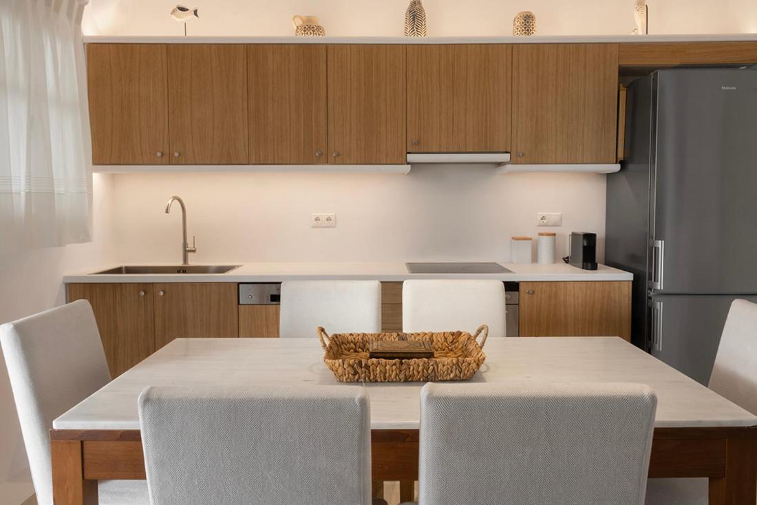 Mykonian Style W Shared Pool & Nighttime Security Guard Apartment *