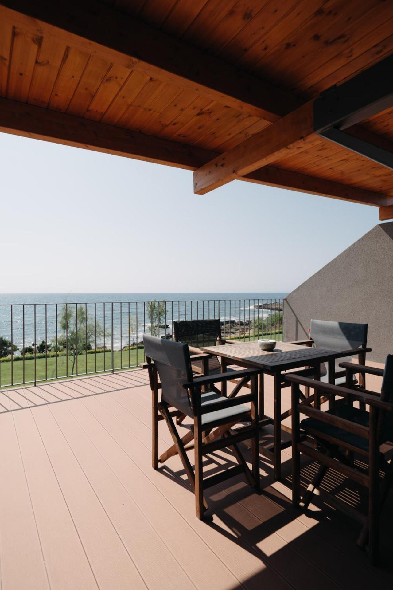 Real Life Homes Luxurious Seafront Each With Their Own Private Pools Villa
