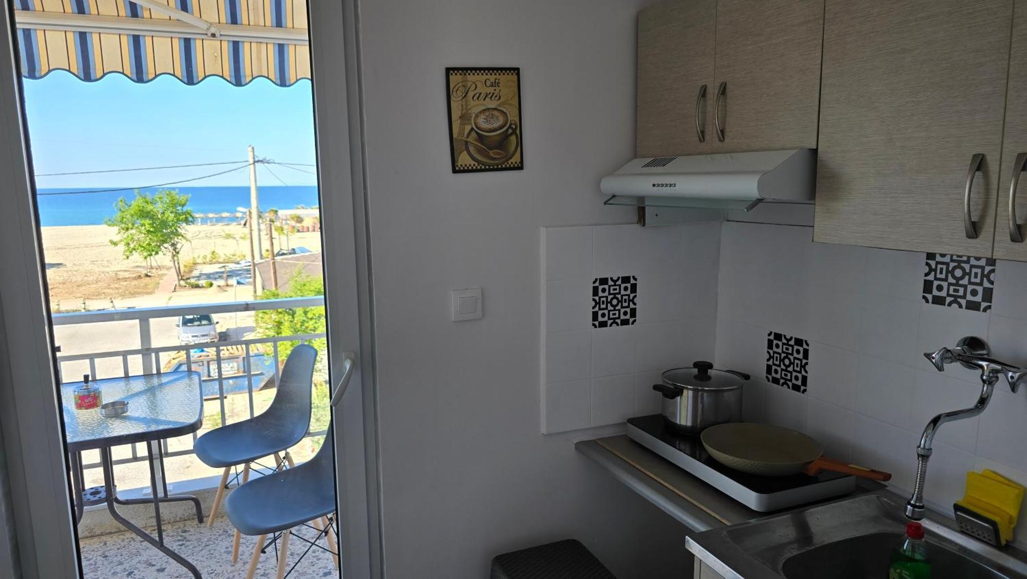 Lina's Beachfront By Optimum Link Apartment