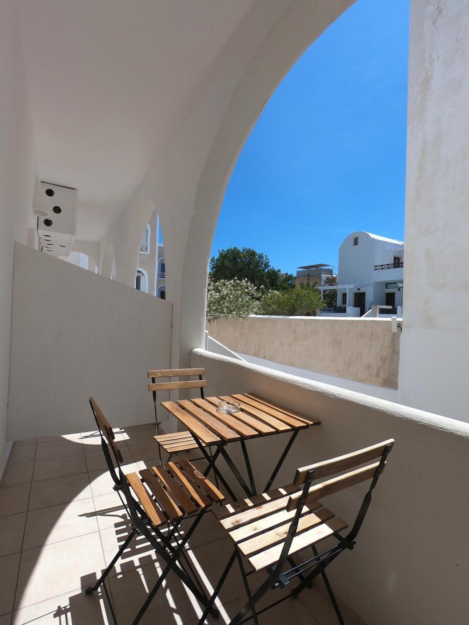 Anny & Aparthotel Perissa (Santorini)