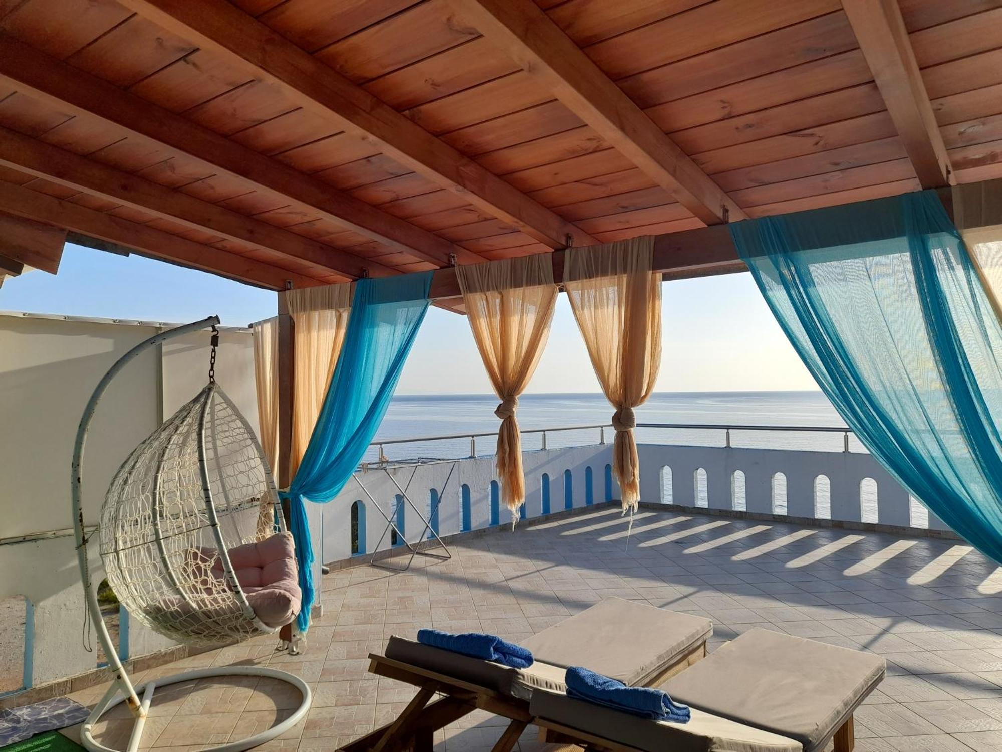 Delfini Aparthotel Akhladheri