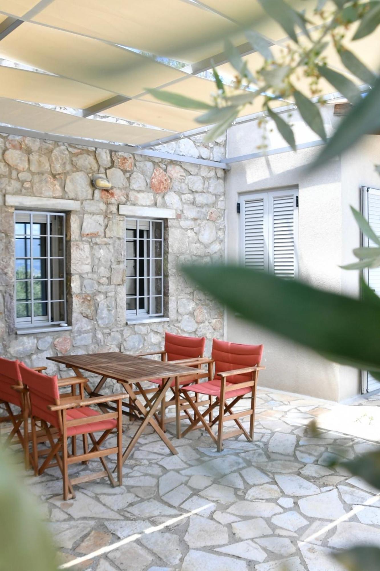 'n Gray Sea & Mountain House Kalamata