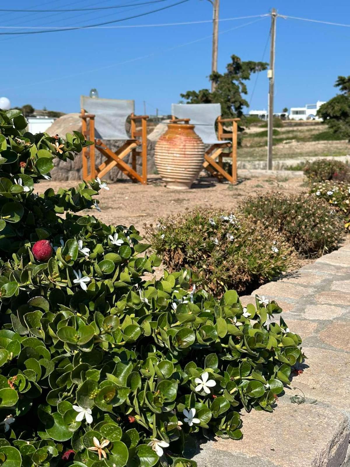 Apartment Sea & Garden View Parasporos Houses, Milos