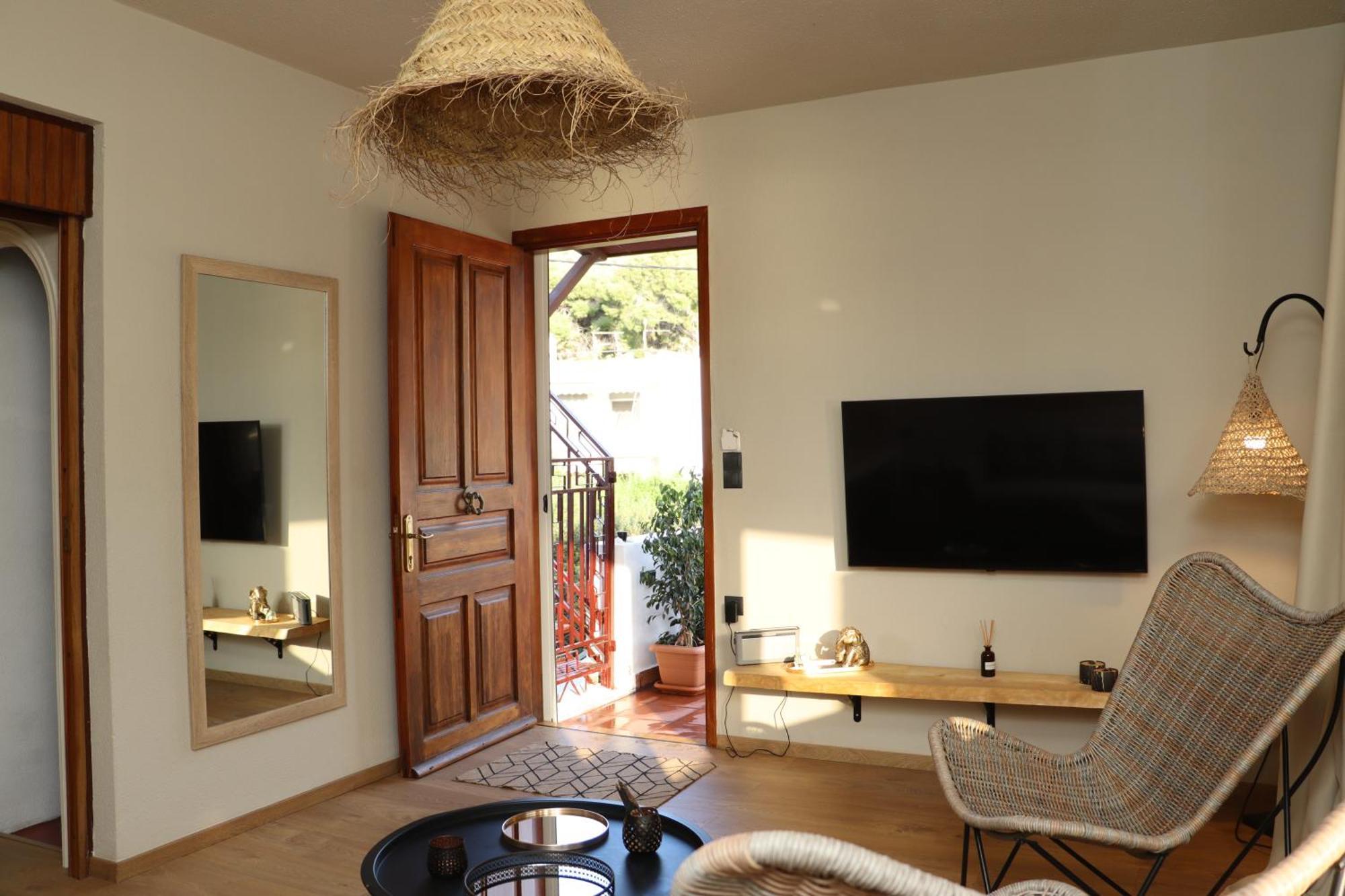 Seaview - Poros Relaxing Beachfront Flat
