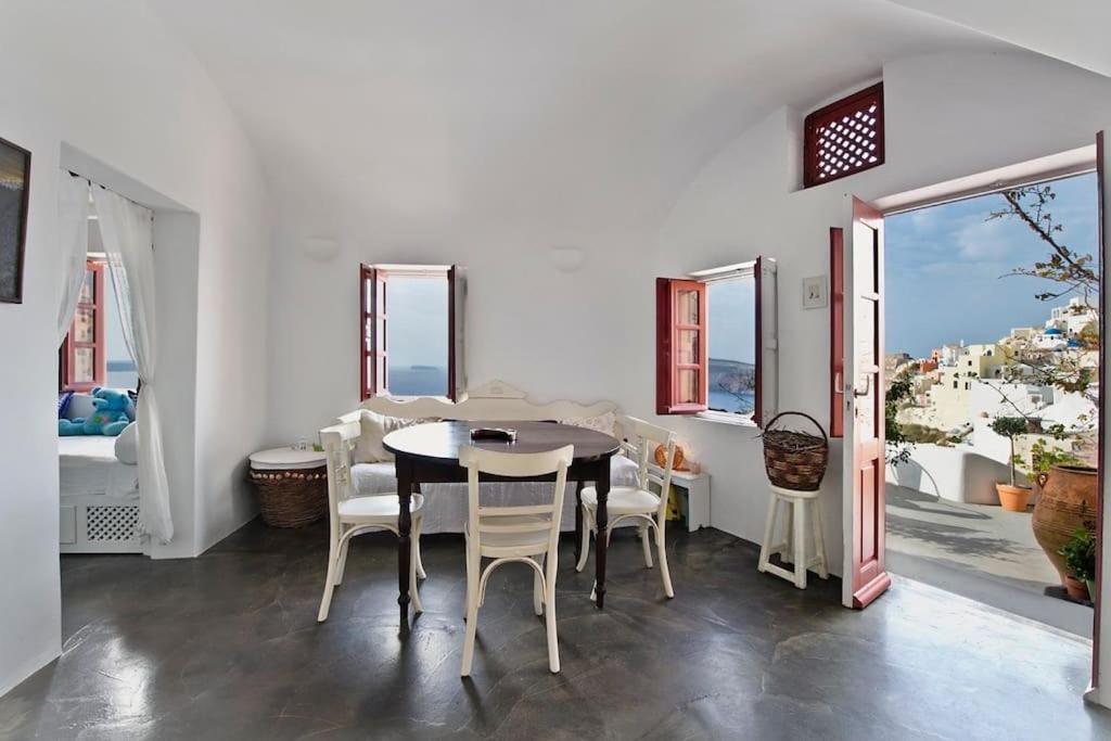 Pori House-volcano View Oia (Santorini)