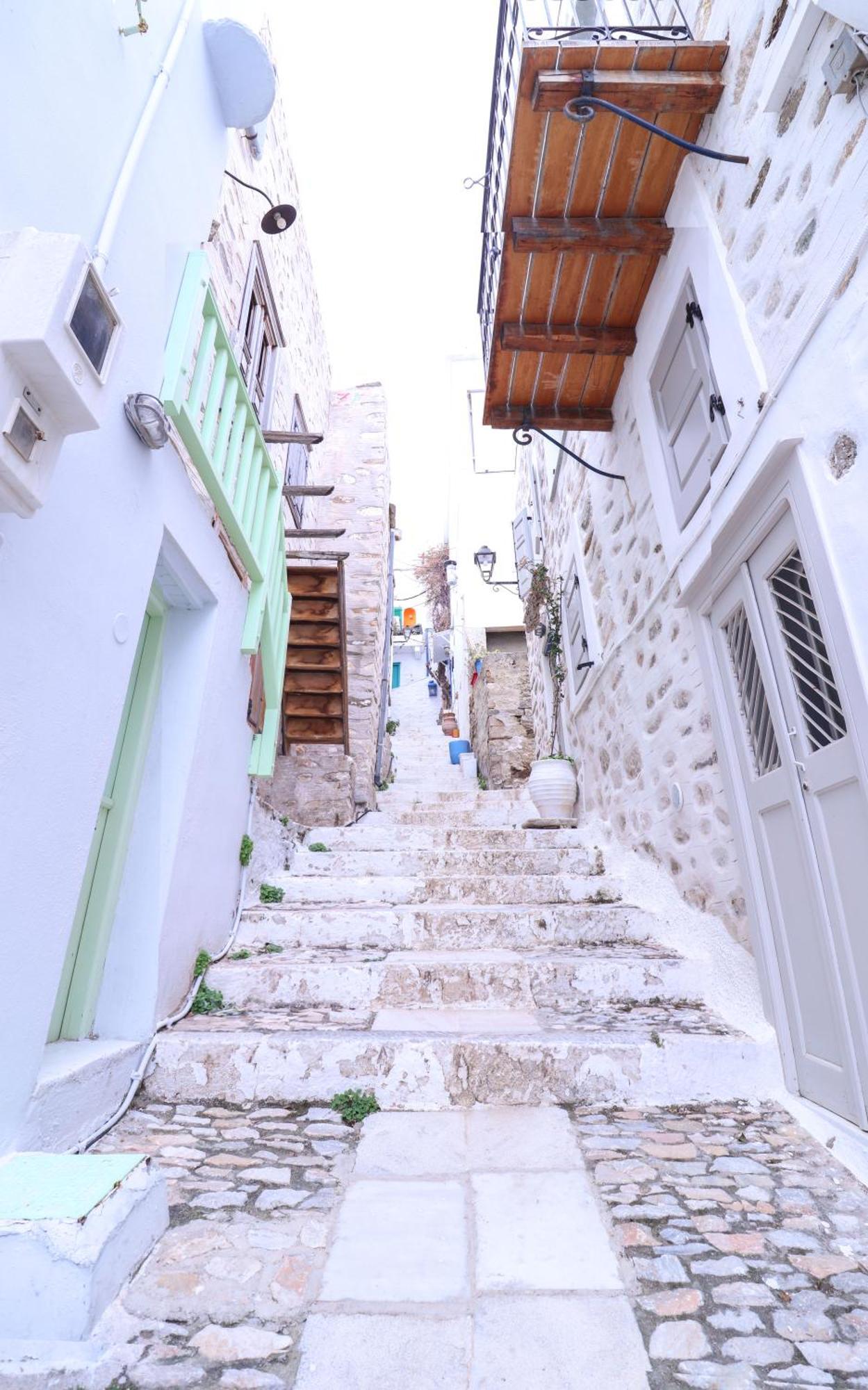Traditional House In * Ano Syros
