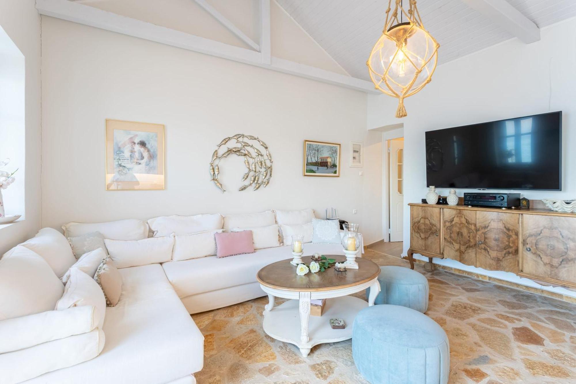 Evi's Seafront Hideaway - Cozy Nest Apartment Petalidi