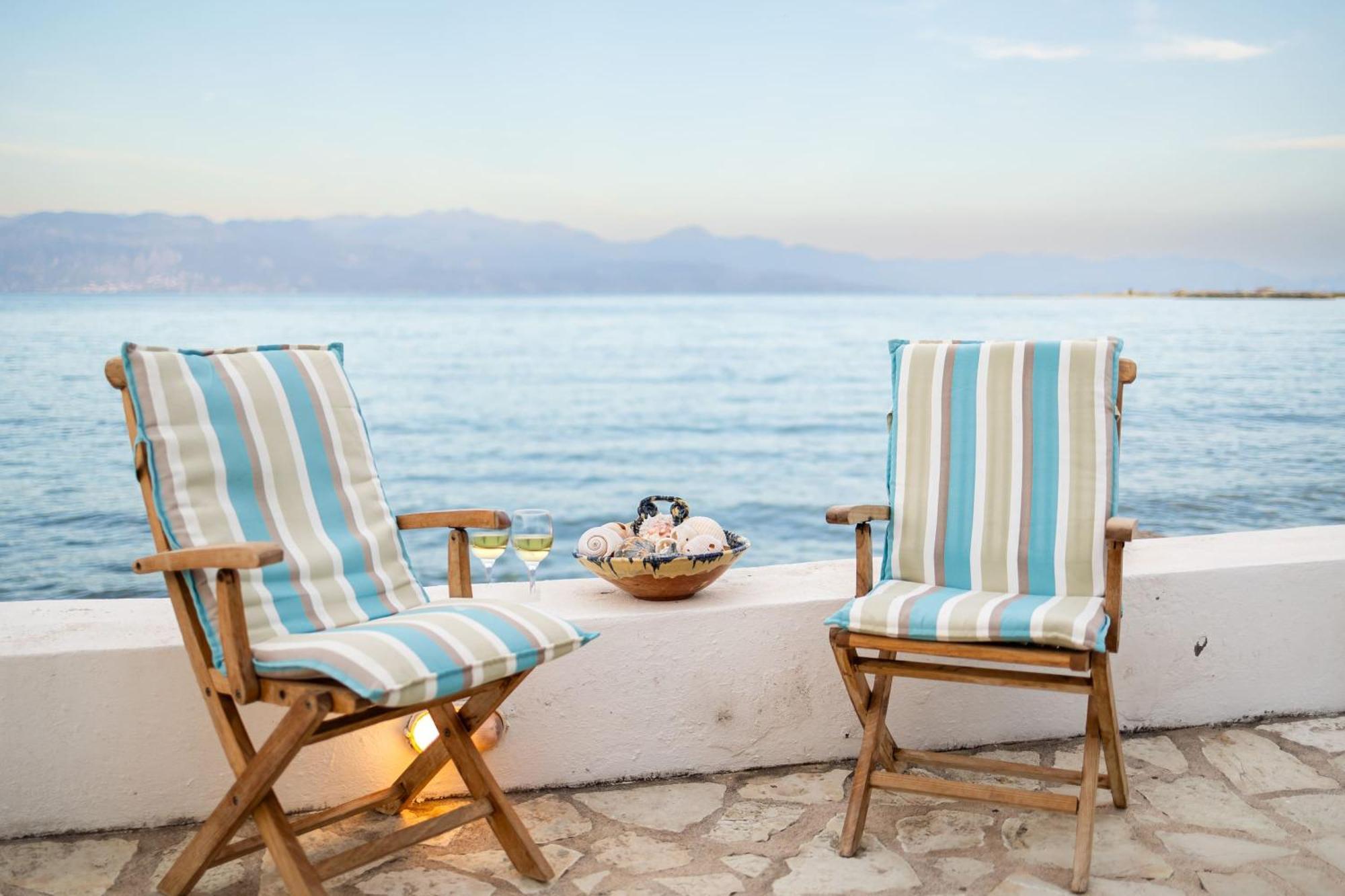 Evi's Seafront Hideaway - Cozy Nest