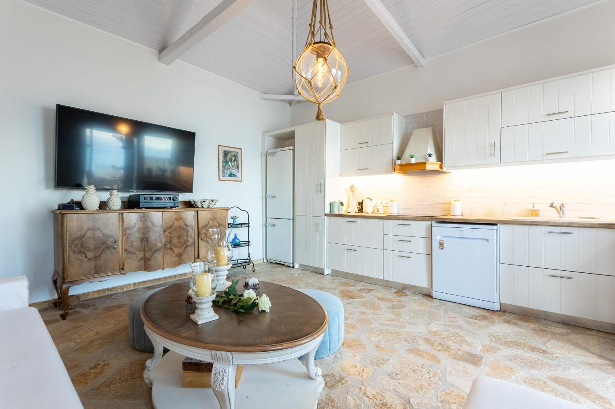 Evi's Seafront Hideaway - Cozy Nest Apartment