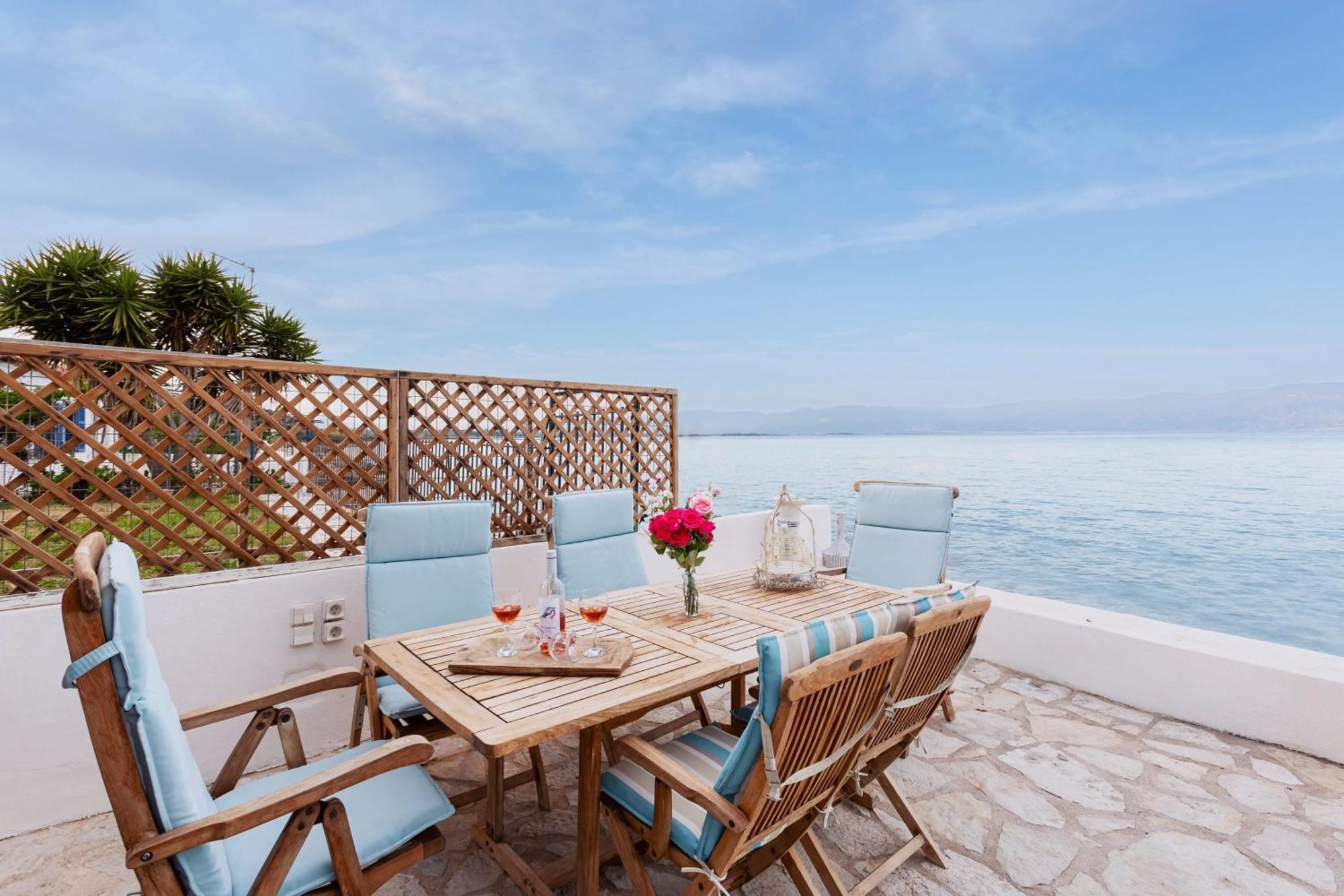 Evi's Seafront Hideaway - Cozy Nest Apartment Petalidi