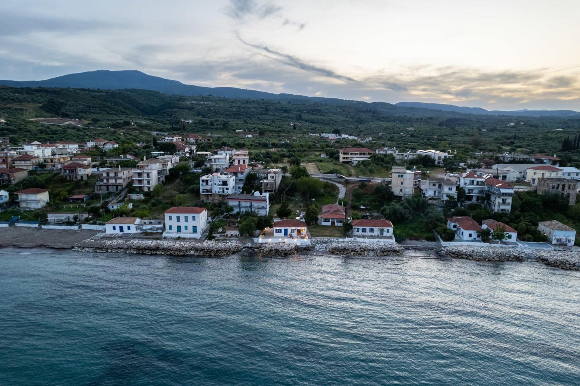 Apartment Evi's Seafront Hideaway - Cozy Nest Petalidi
